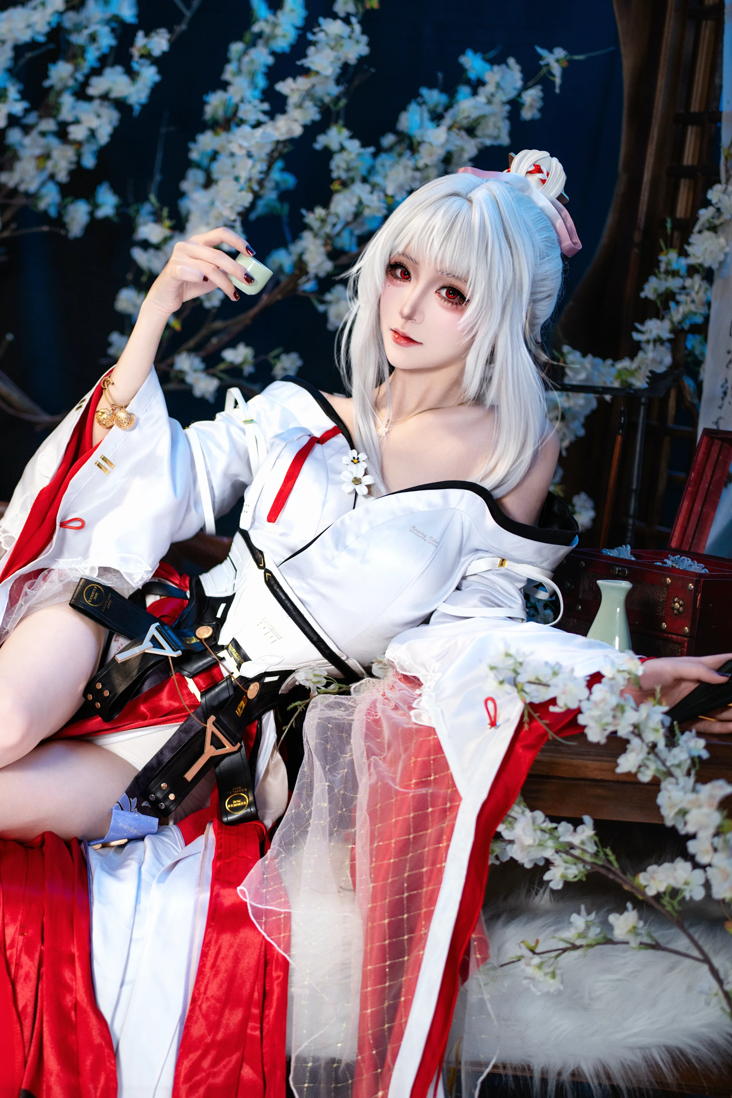 【绯雪 コスプレ】『鳴潮』が魅せる氷雪の佇まい、赤白配色の古風美学 - 5 枚目