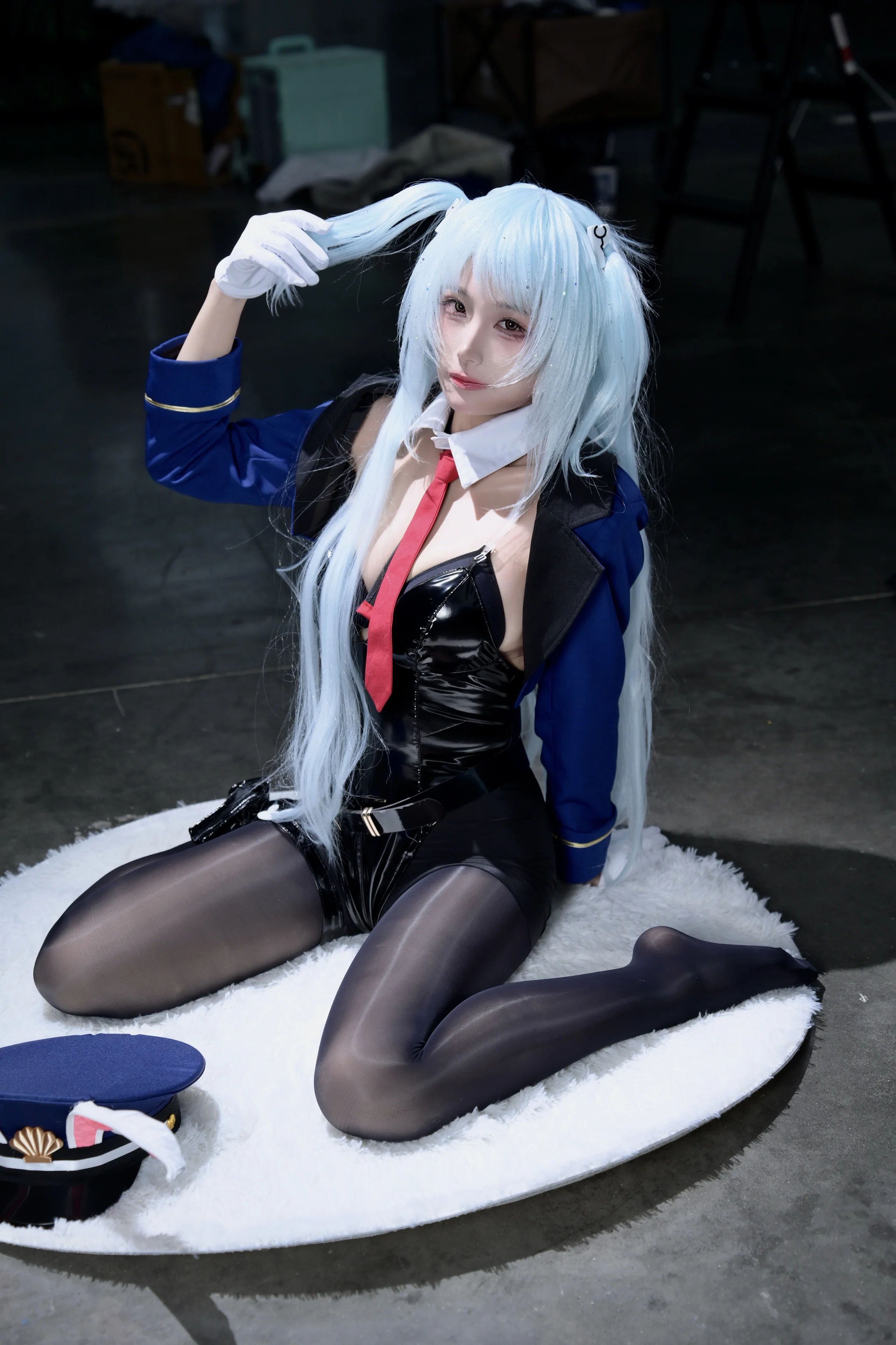 [Neptune cosplay] Azur Lane Royal Navy Large Light Cruiser: Bunny Cop on the Case - Image 2