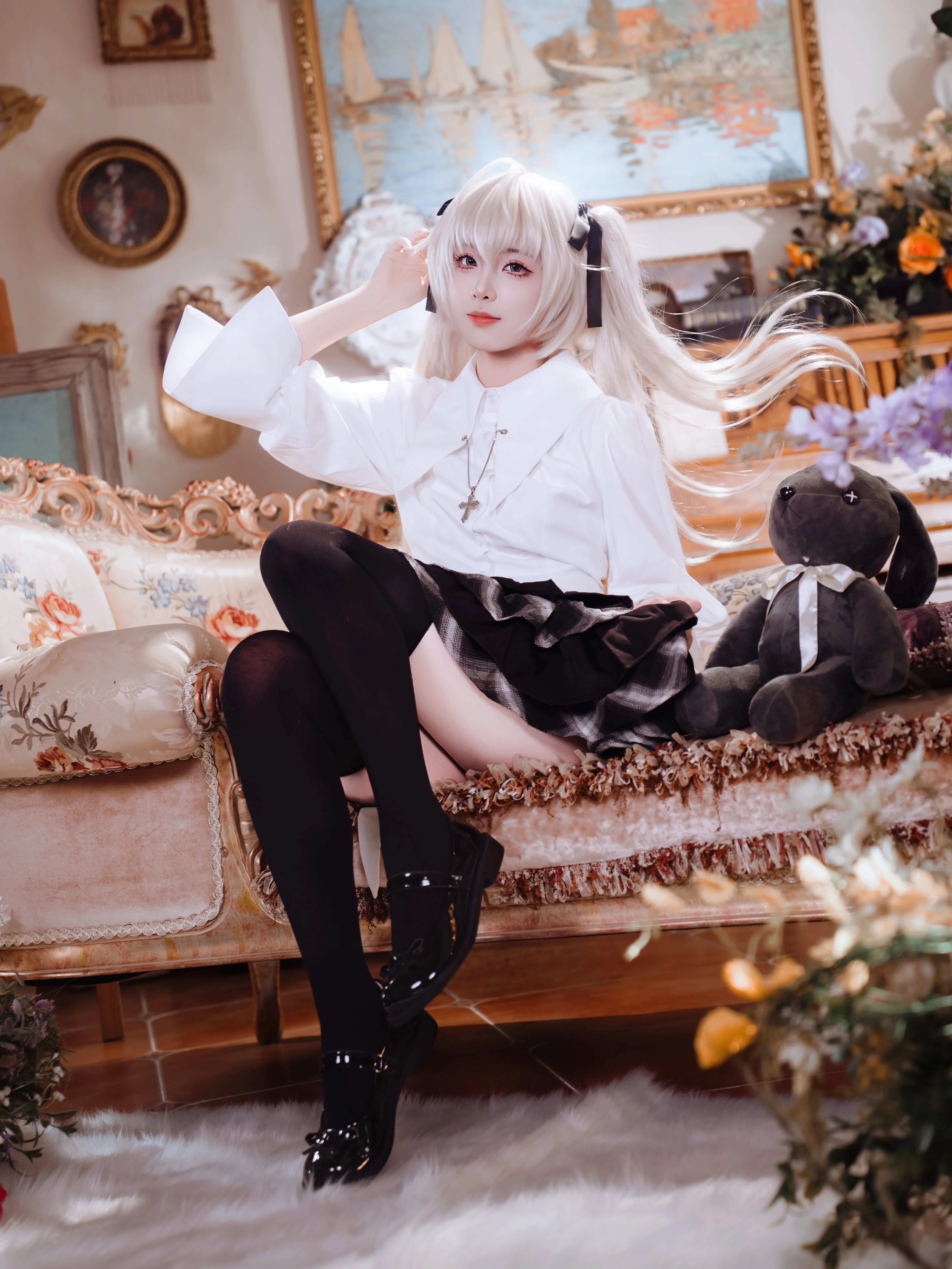 【春日野穹 コスプレ】レトロな洋館に佇む白いスカートの少女と黒ウサギのぬいぐるみ - 1 枚目