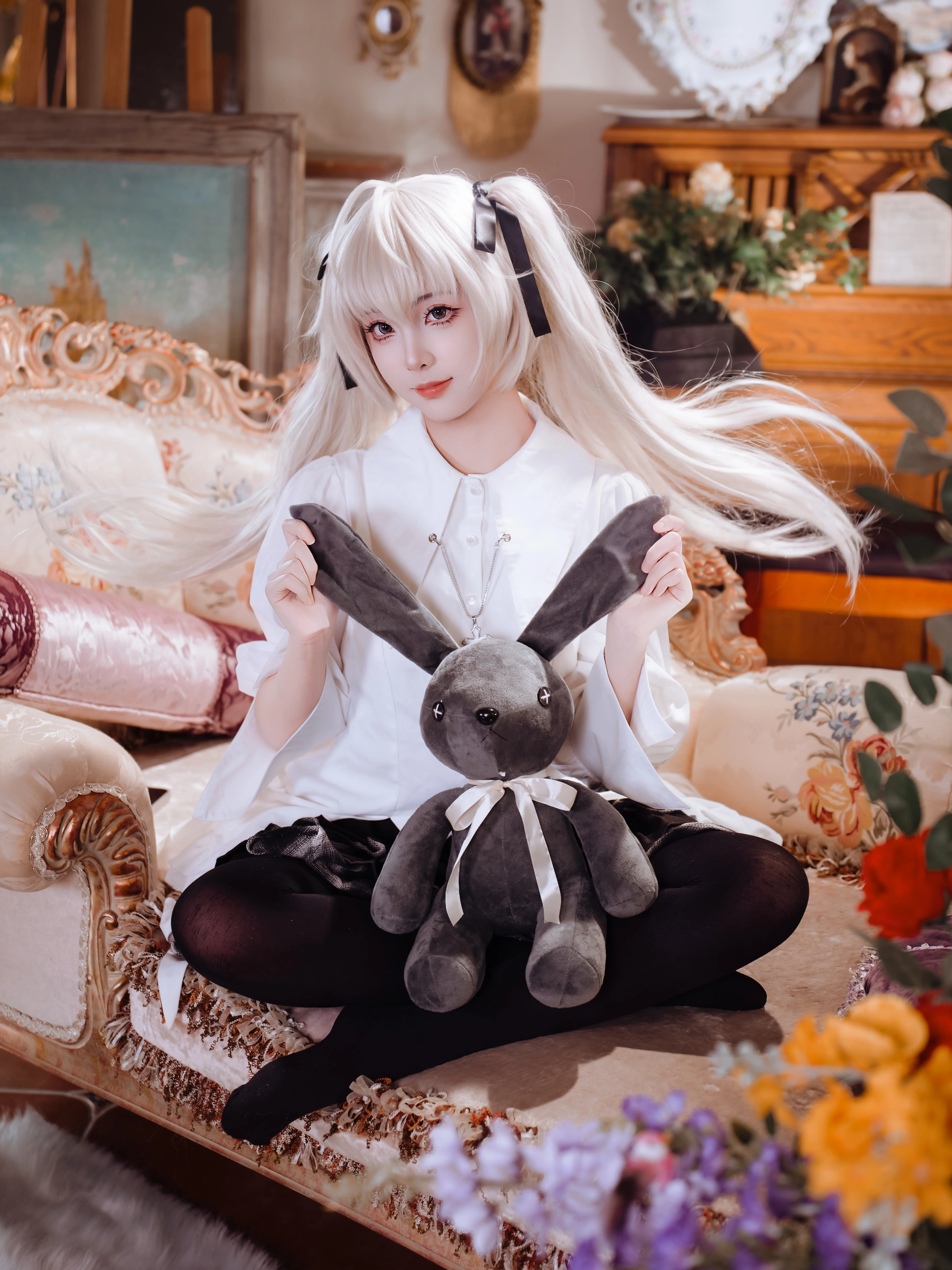 【春日野穹 コスプレ】レトロな洋館に佇む白いスカートの少女と黒ウサギのぬいぐるみ - 2 枚目
