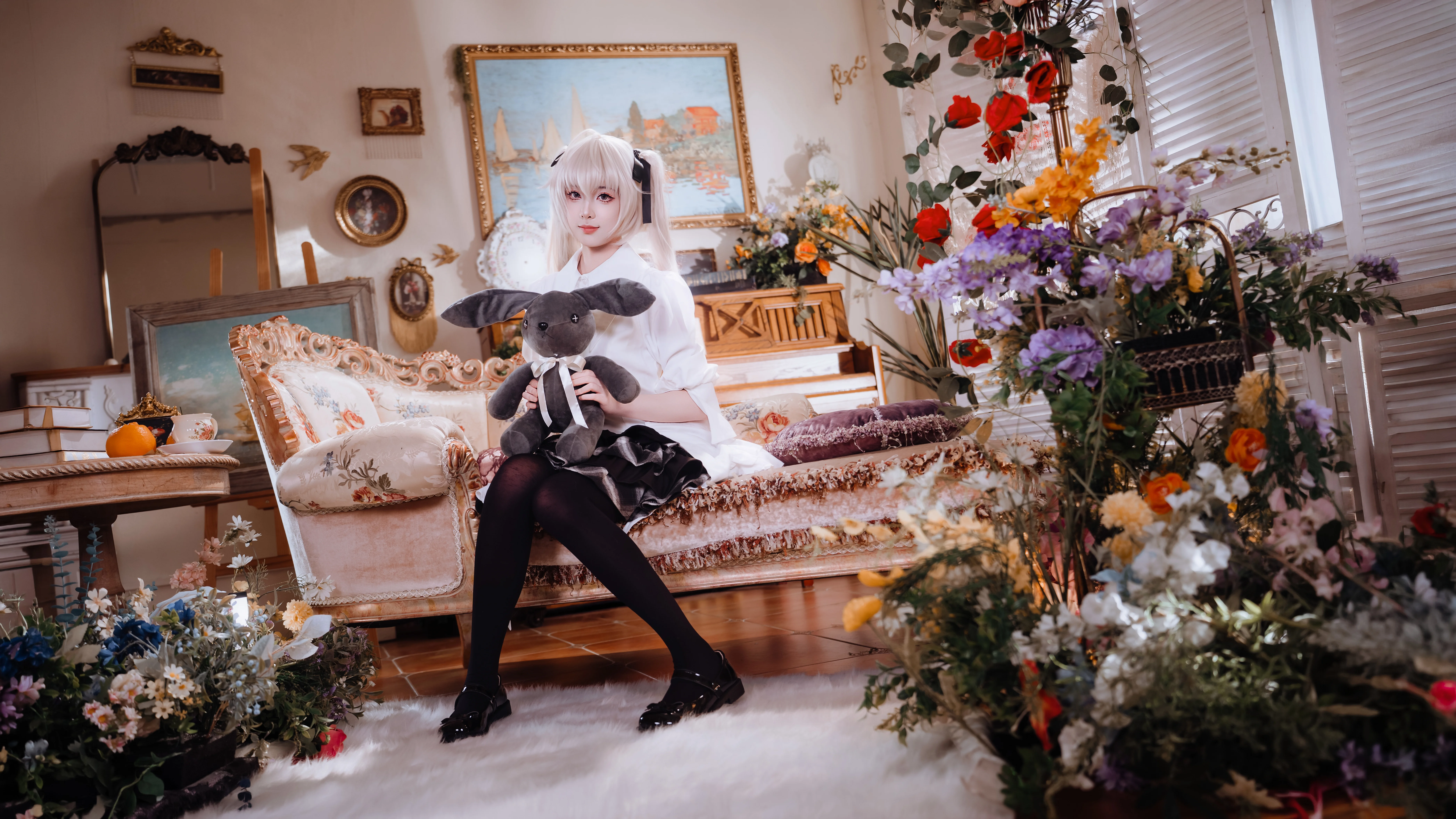 【春日野穹 コスプレ】レトロな洋館に佇む白いスカートの少女と黒ウサギのぬいぐるみ - 3 枚目
