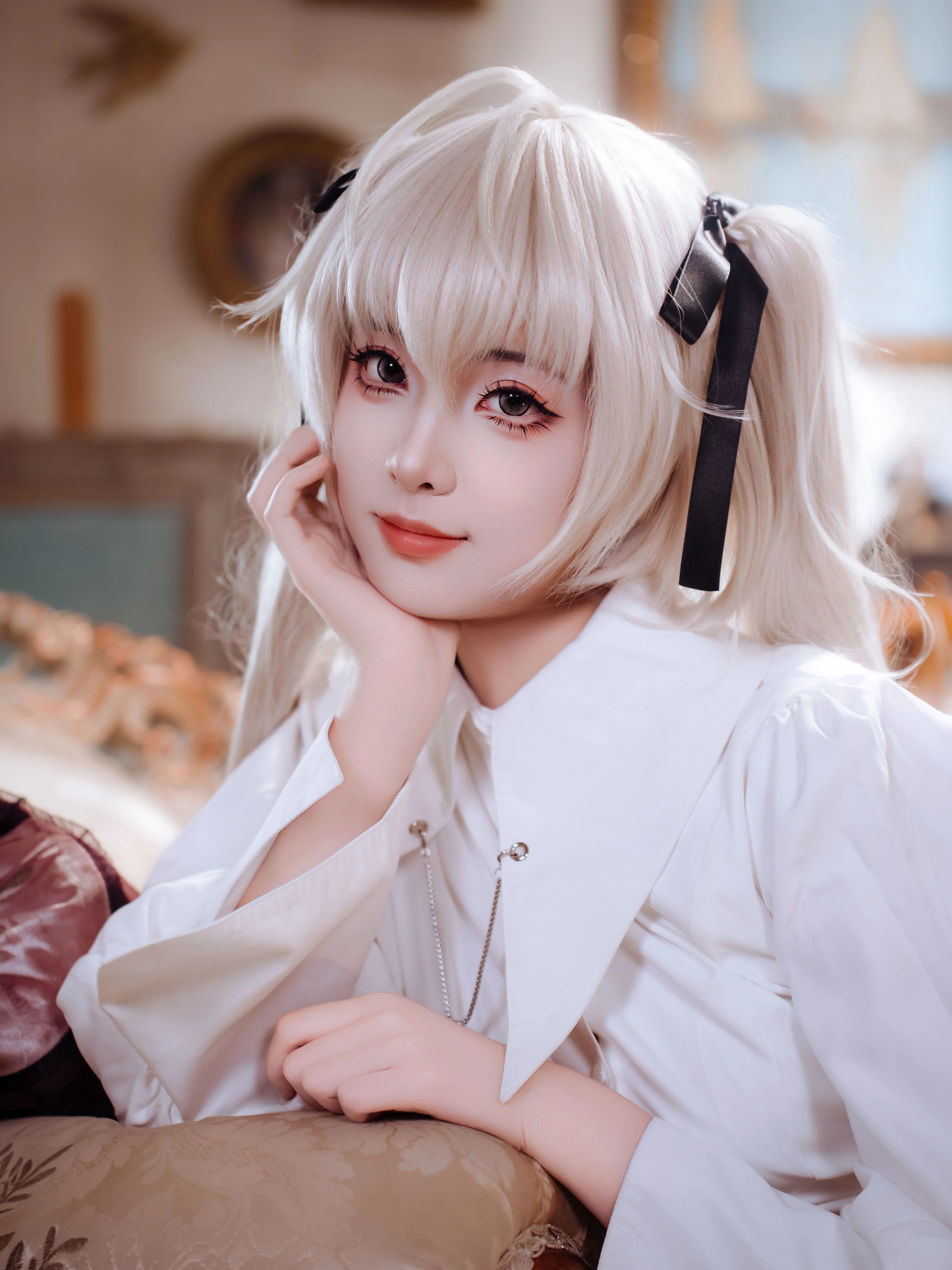 【春日野穹 コスプレ】レトロな洋館に佇む白いスカートの少女と黒ウサギのぬいぐるみ
