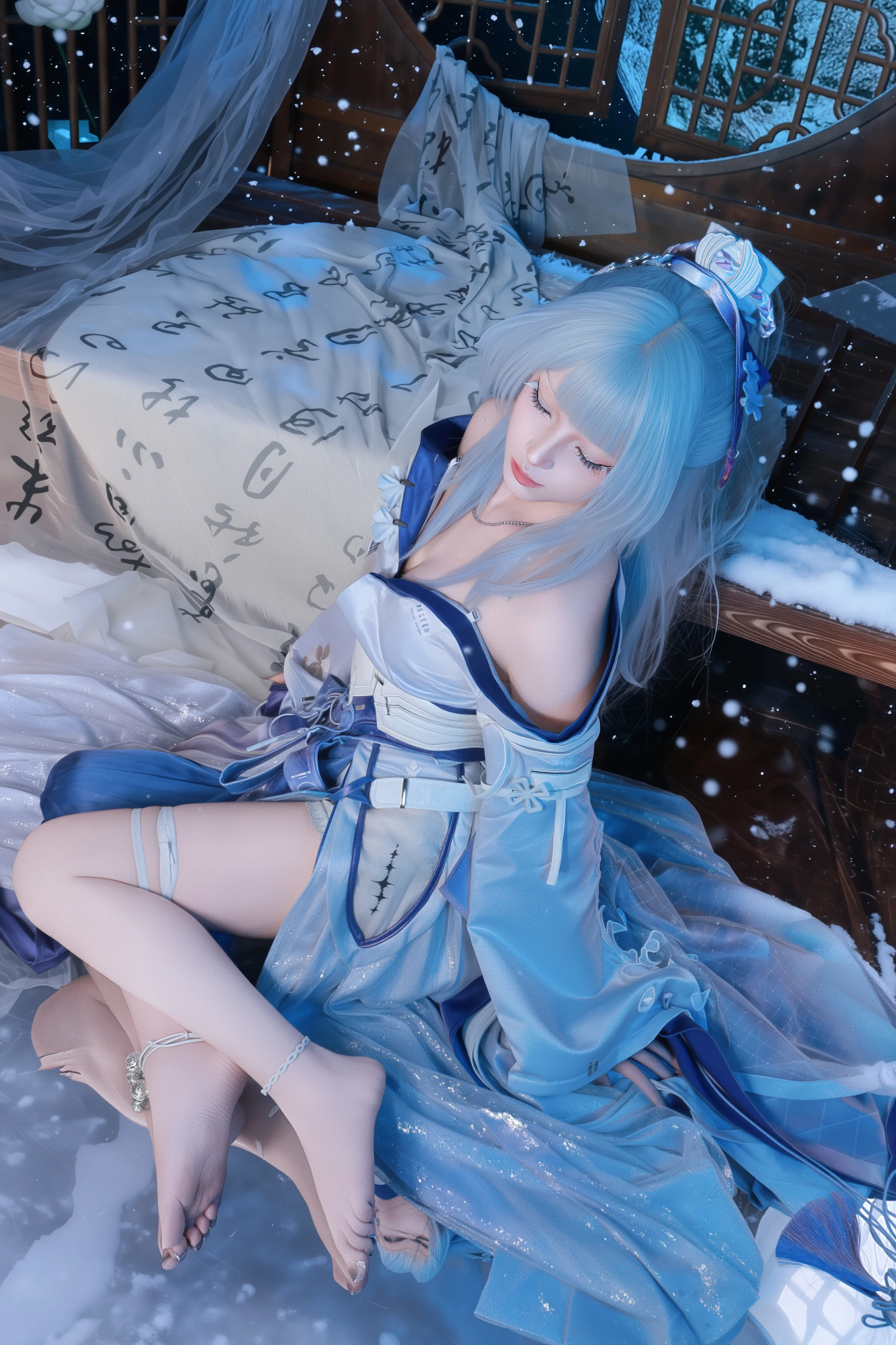 【绯雪cos】鸣潮二形态搭配雪景实拍，清冷武侠感十足 - 第 1 张