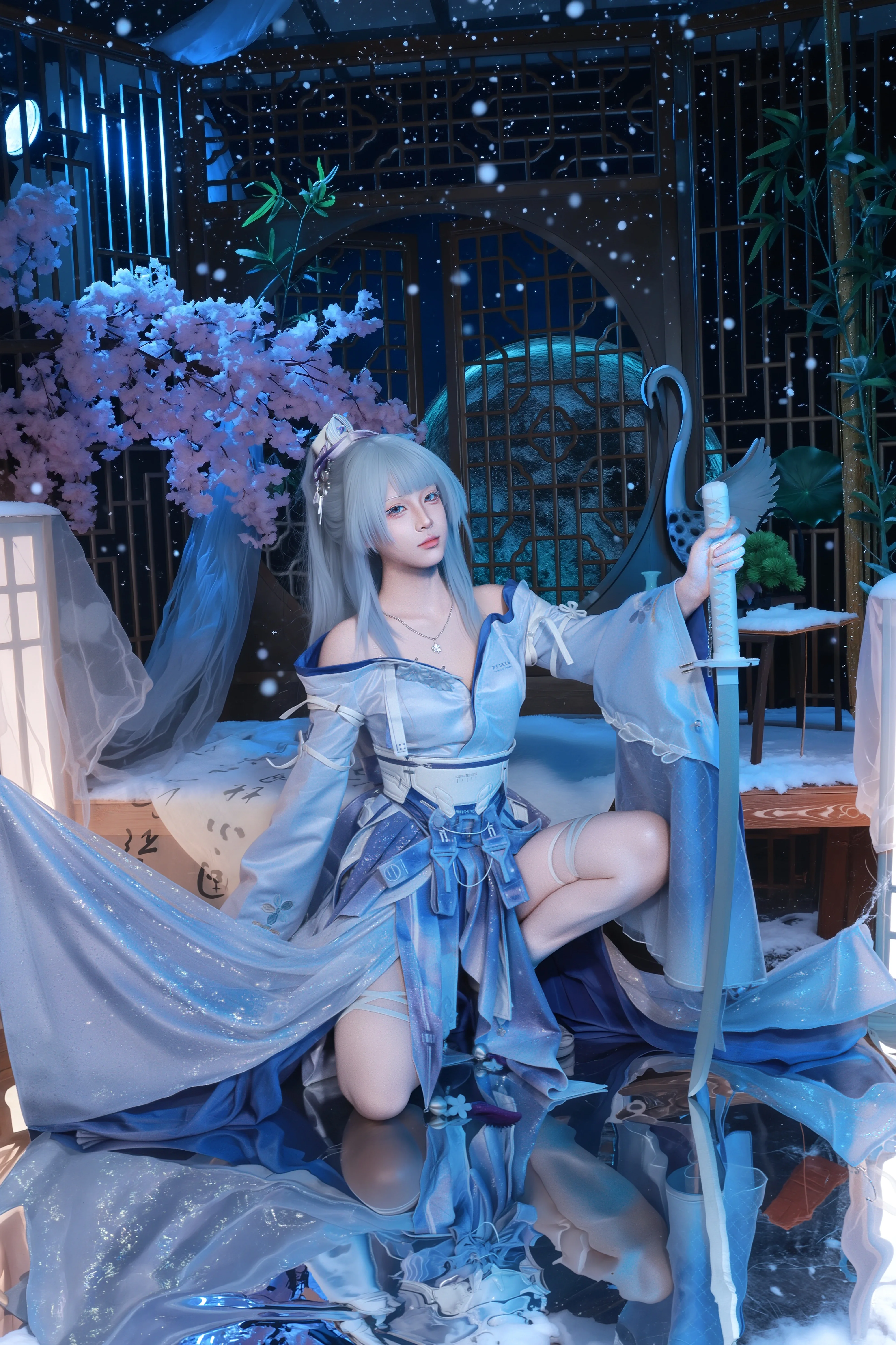 【绯雪cos】鸣潮二形态搭配雪景实拍，清冷武侠感十足 - 第 2 张