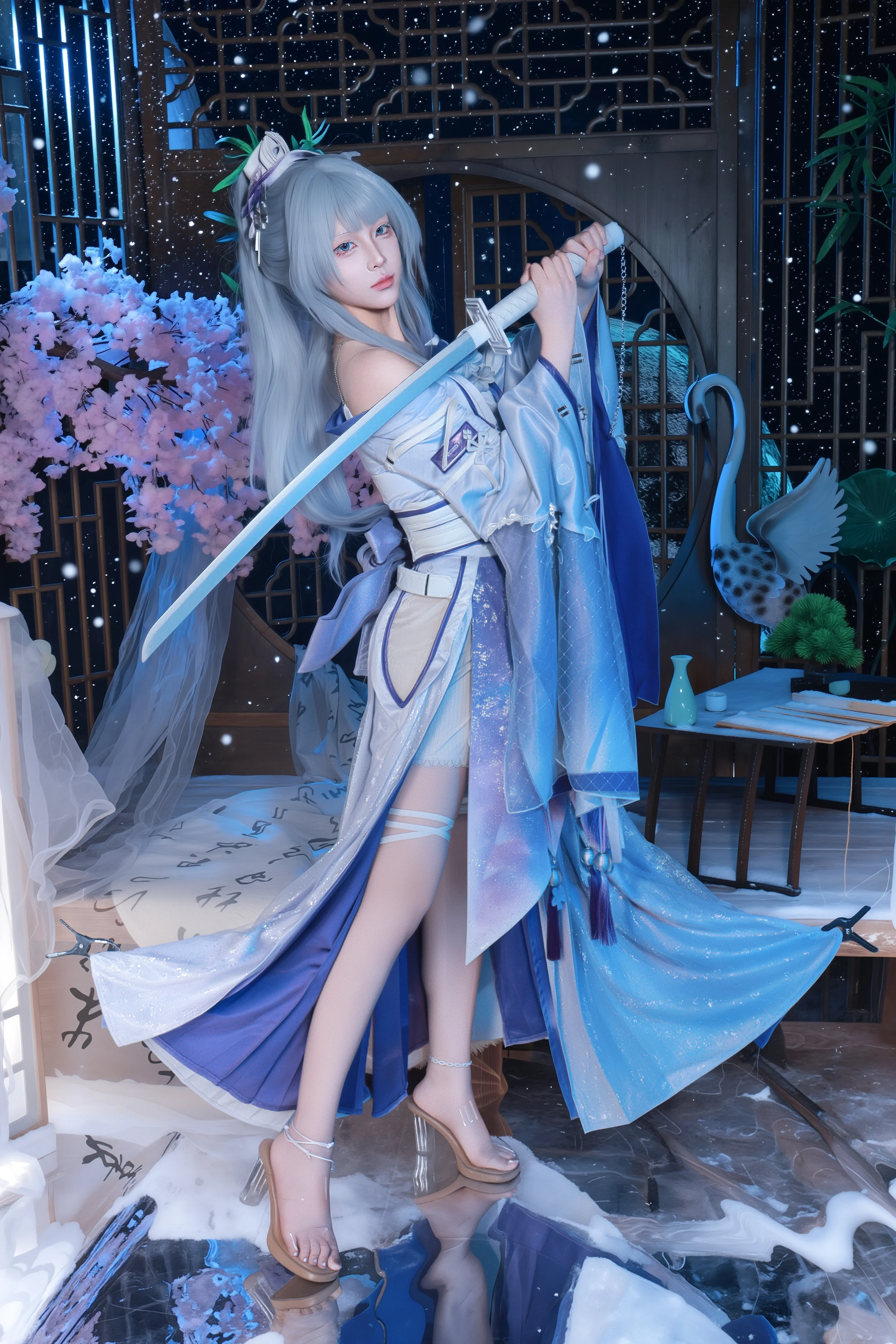 【绯雪cos】鸣潮二形态搭配雪景实拍，清冷武侠感十足