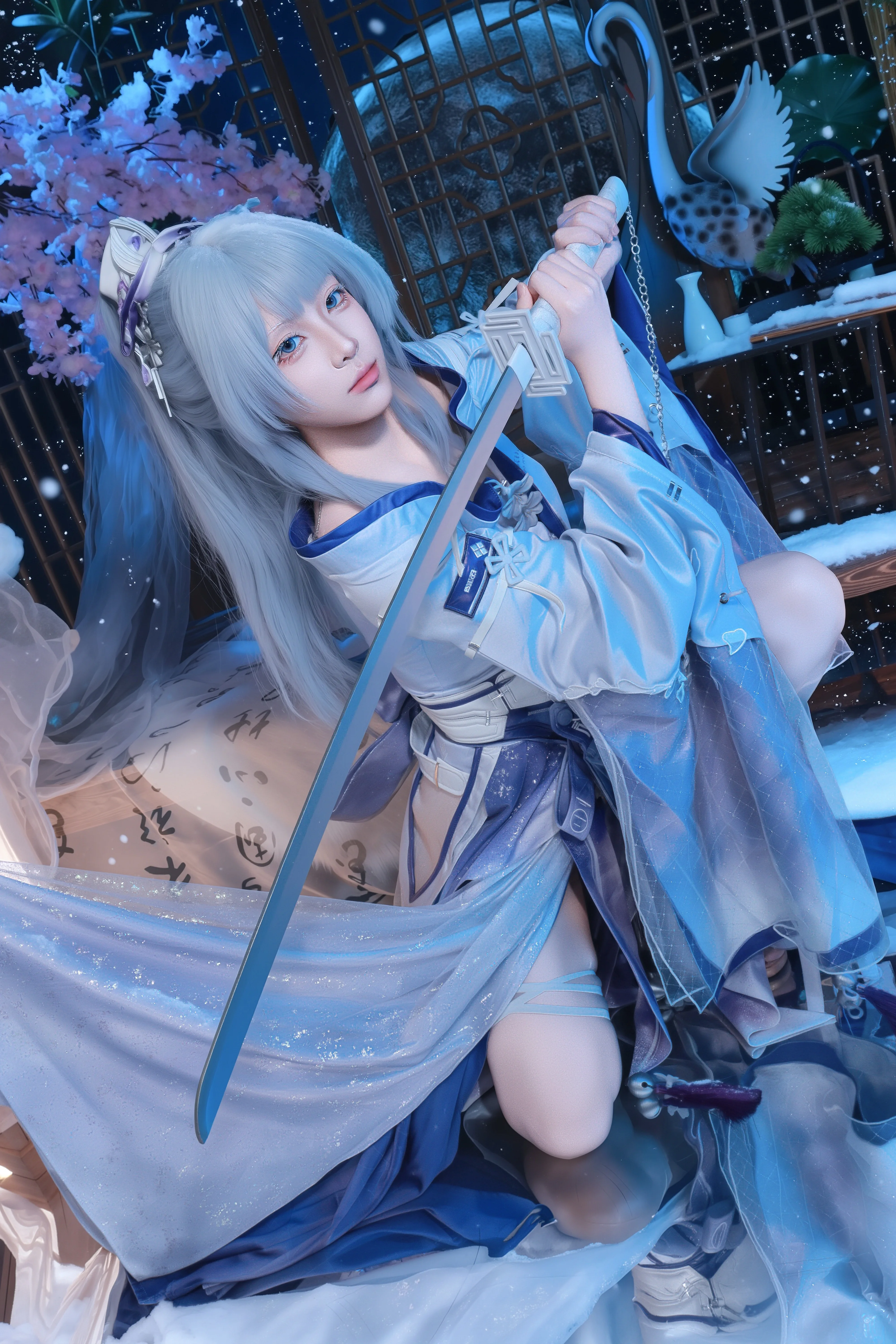 【绯雪cos】鸣潮二形态搭配雪景实拍，清冷武侠感十足 - 第 4 张
