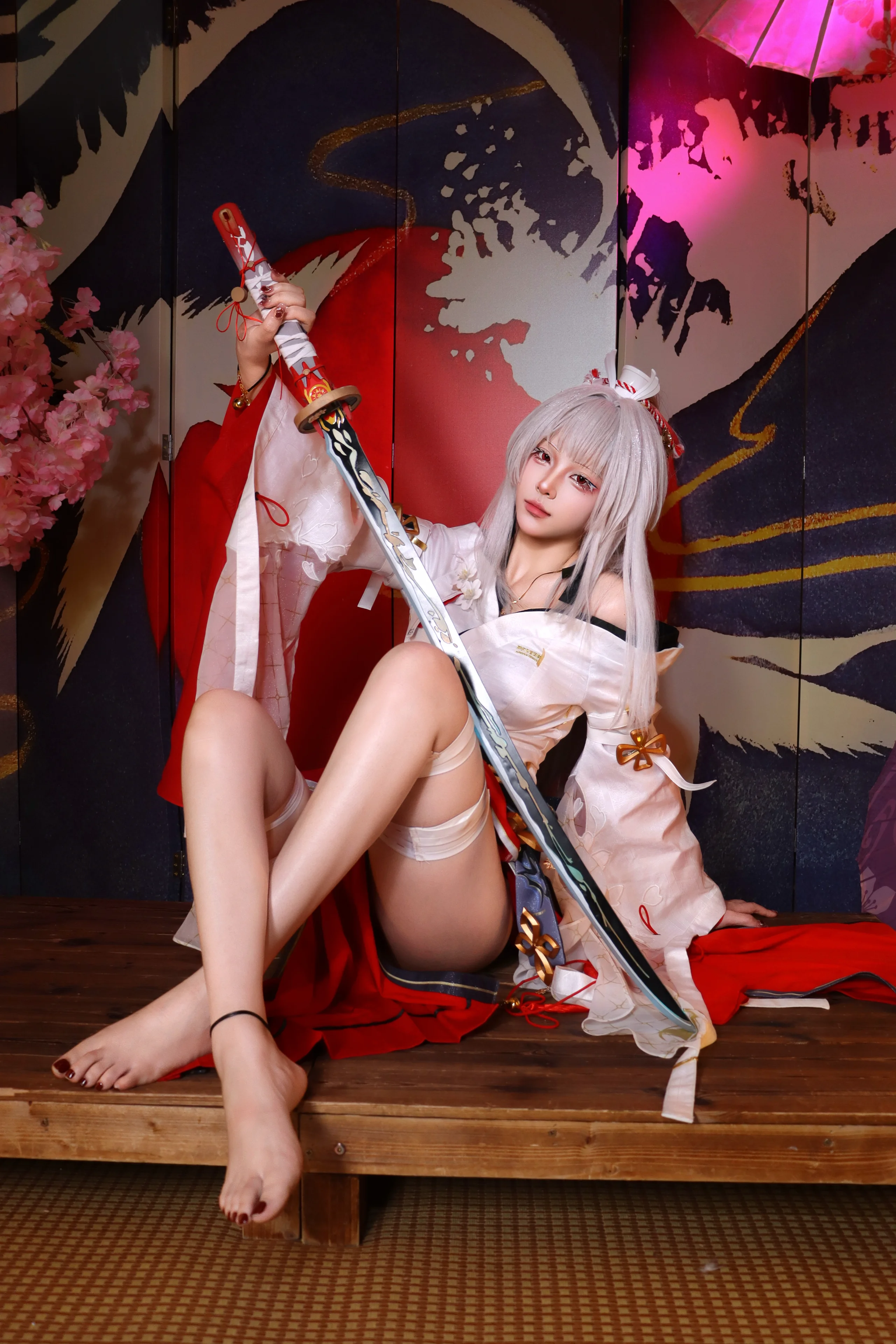 【绯雪 コスプレ】『鳴潮』に登場するあの銀髪紅白衣の剣士 - 2 枚目