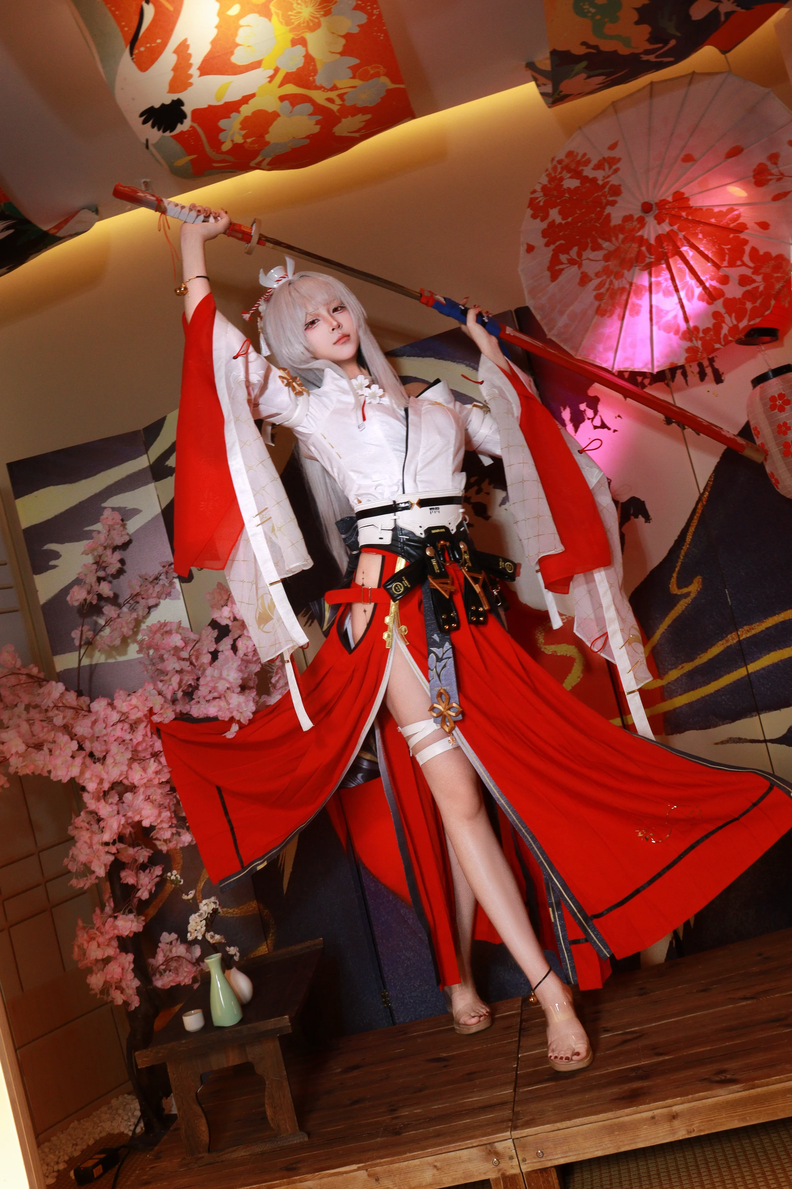 【绯雪 コスプレ】『鳴潮』に登場するあの銀髪紅白衣の剣士 - 3 枚目