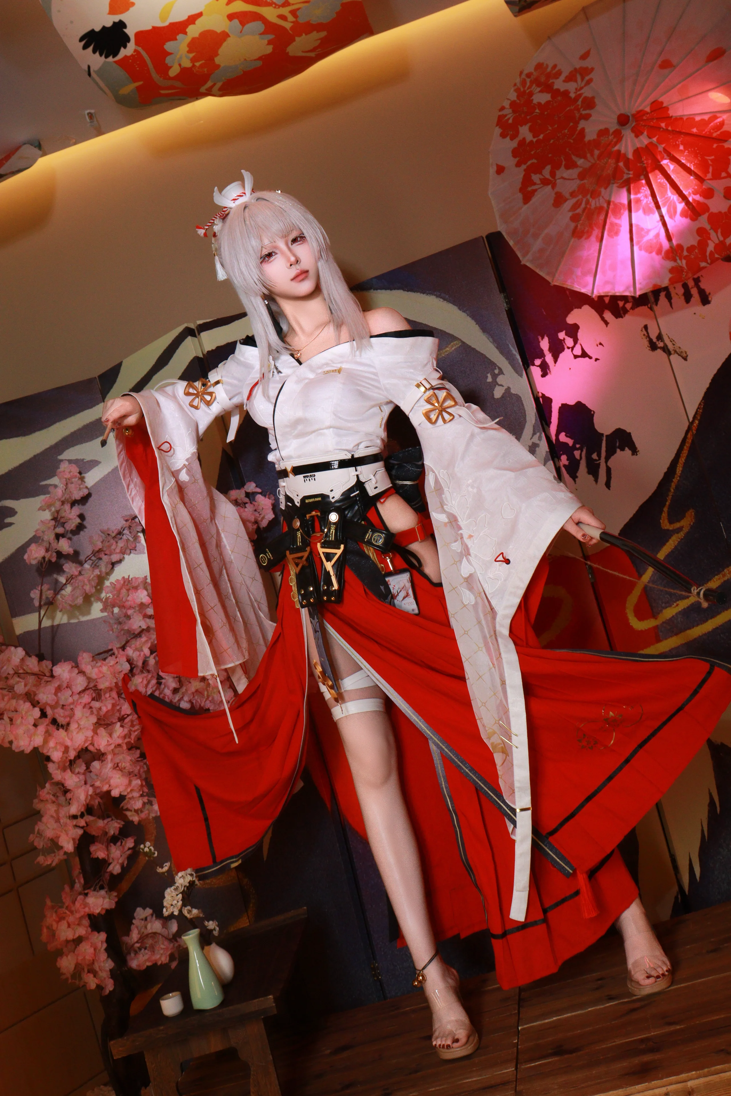 【绯雪 コスプレ】『鳴潮』に登場するあの銀髪紅白衣の剣士