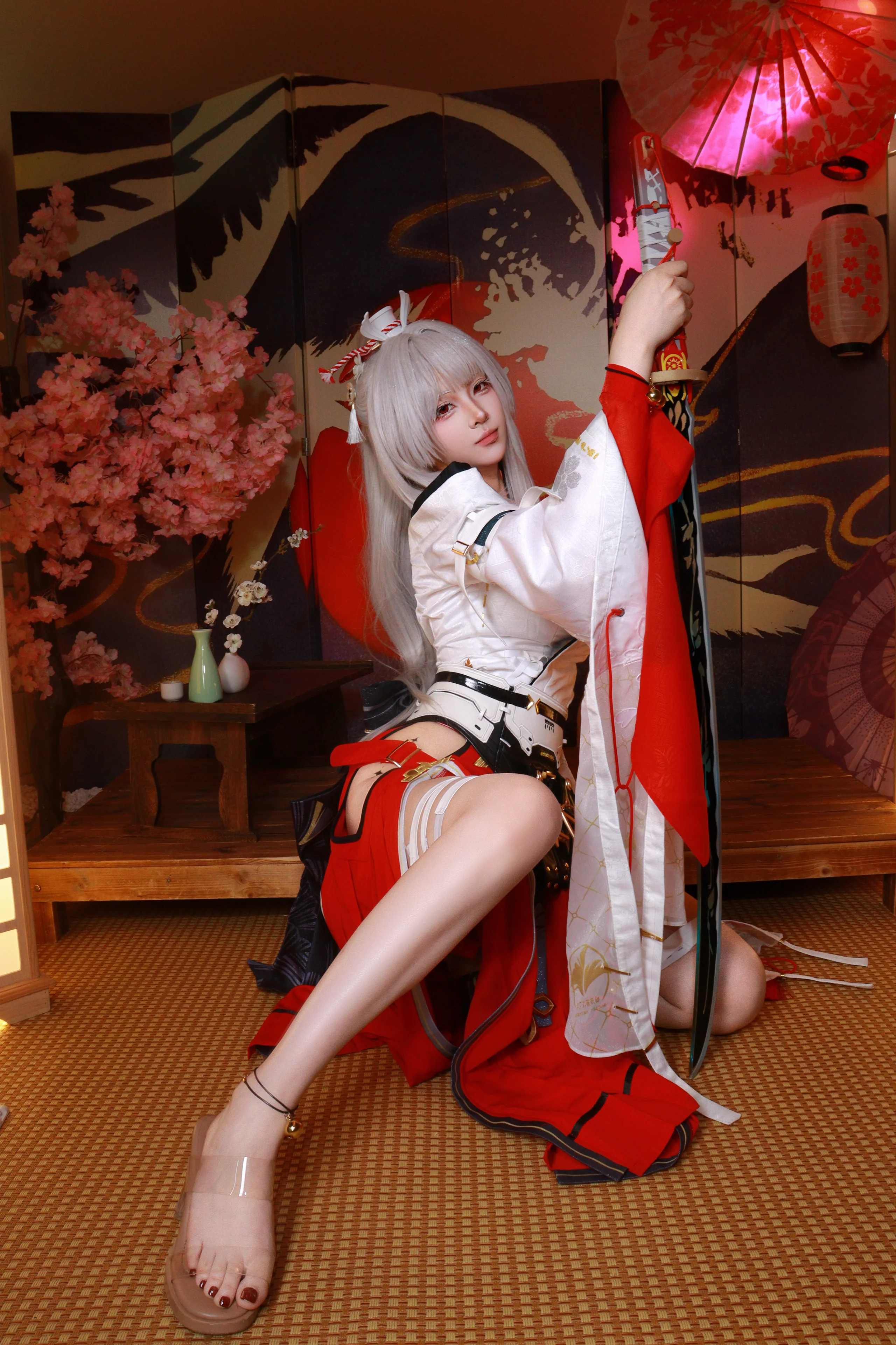 【绯雪 コスプレ】『鳴潮』に登場するあの銀髪紅白衣の剣士 - 5 枚目