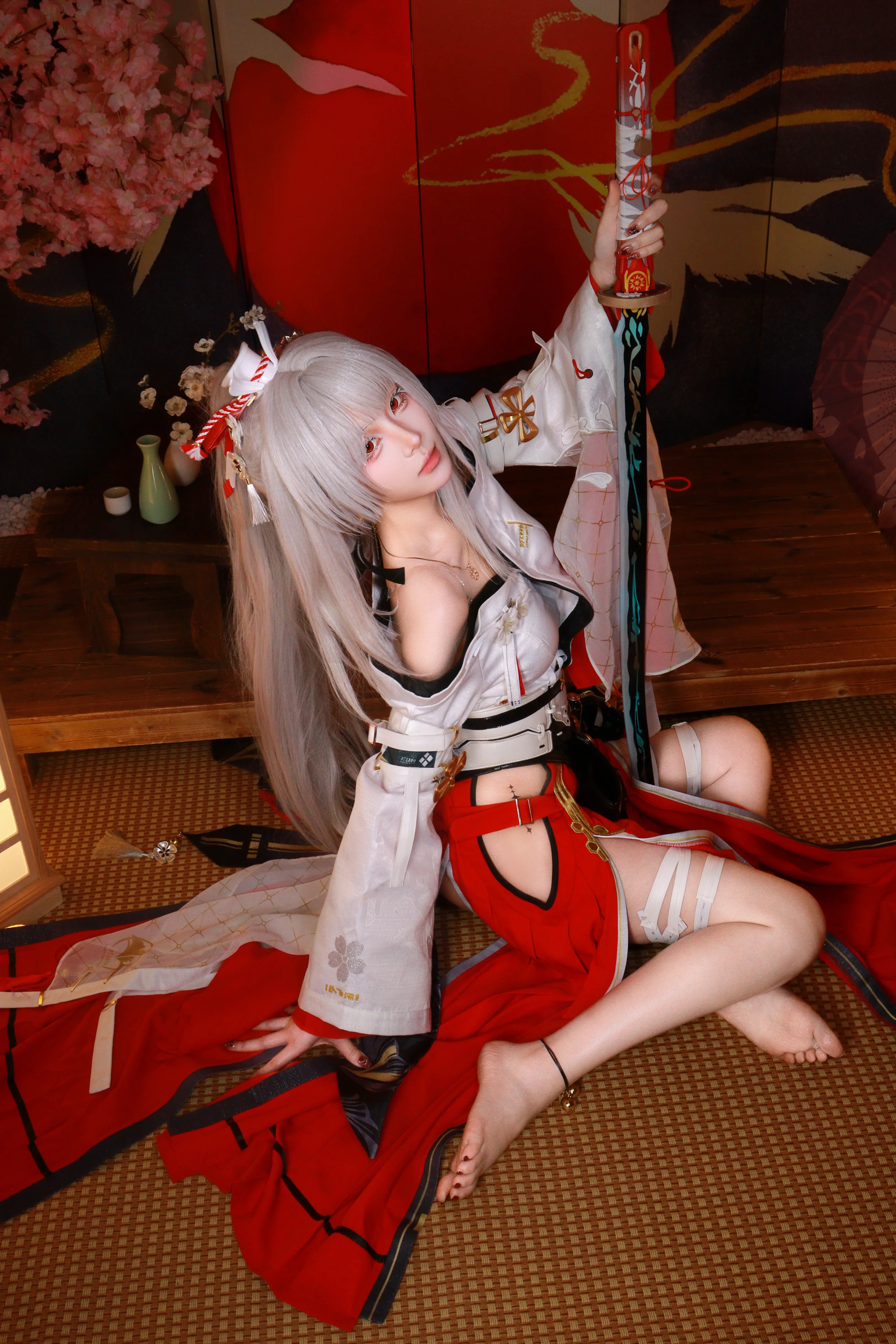 【绯雪 コスプレ】『鳴潮』に登場するあの銀髪紅白衣の剣士 - 6 枚目