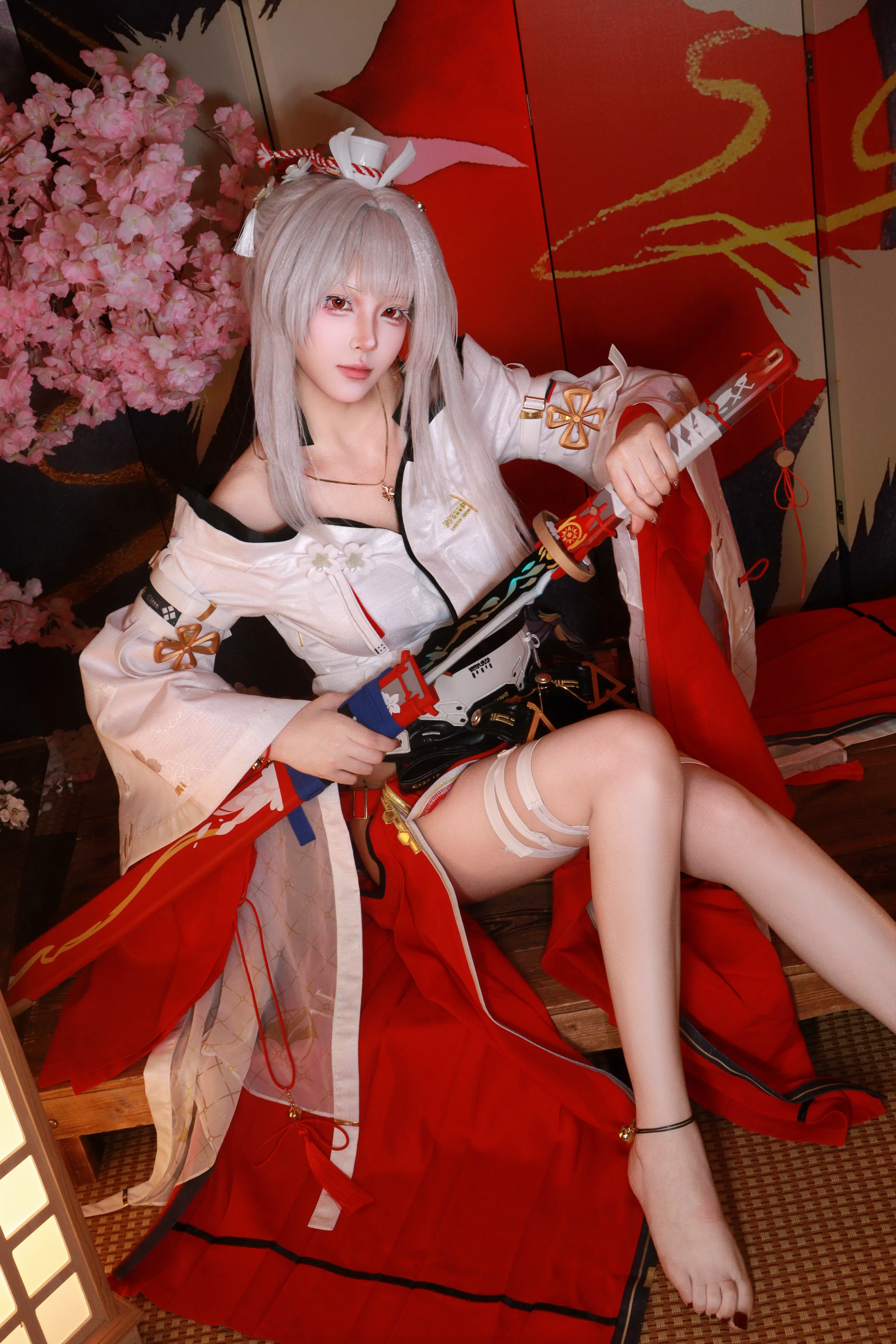 【绯雪 コスプレ】『鳴潮』に登場するあの銀髪紅白衣の剣士 - 7 枚目