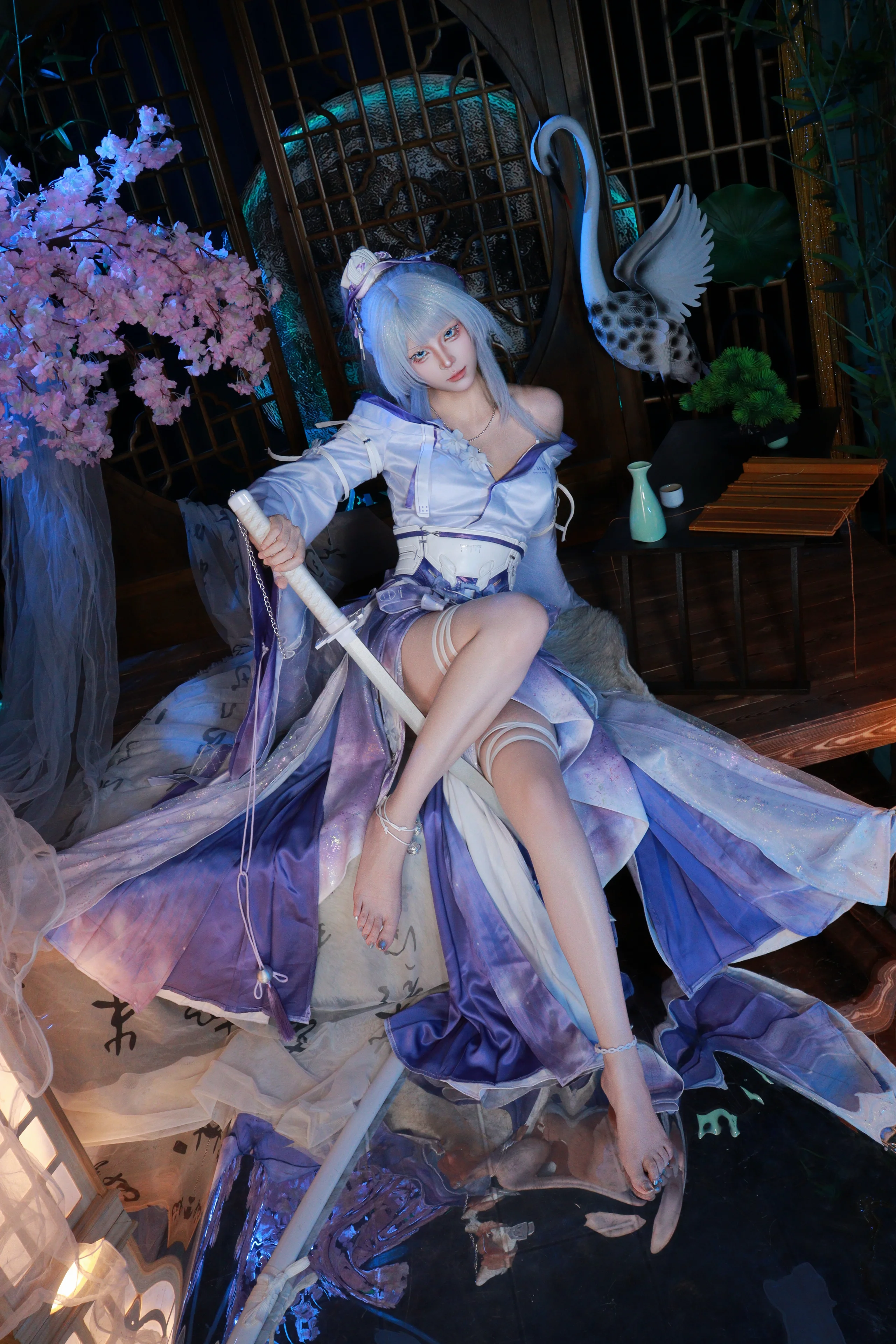 鳴潮緋雪cos，在古韻陳設中定格冰霜之美