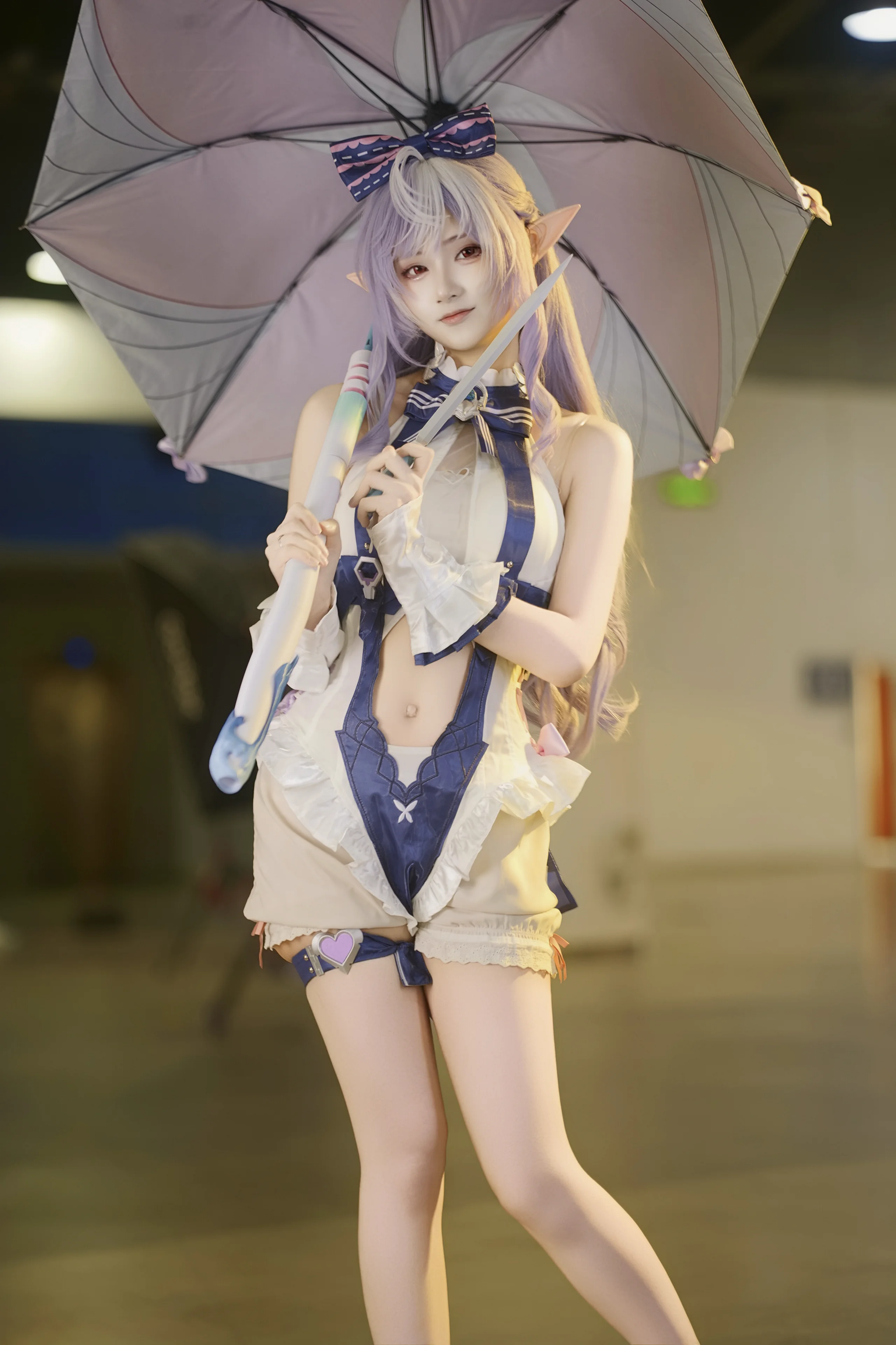【ビビアン コスプレ】ゼンレスゾーンゼロのエルフ耳美少女、傘を差して街へお出かけ - 1 枚目