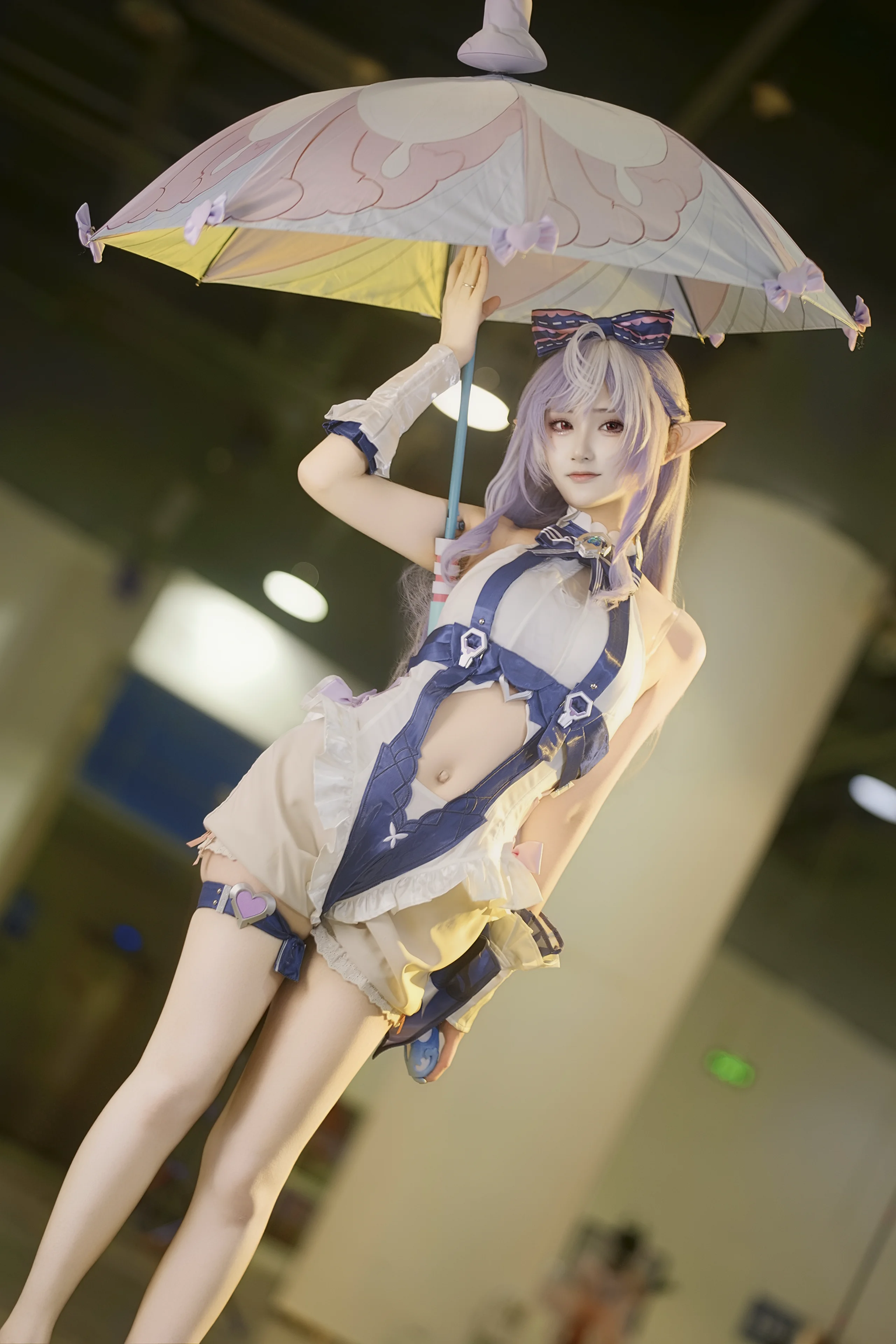 【ビビアン コスプレ】ゼンレスゾーンゼロのエルフ耳美少女、傘を差して街へお出かけ - 2 枚目
