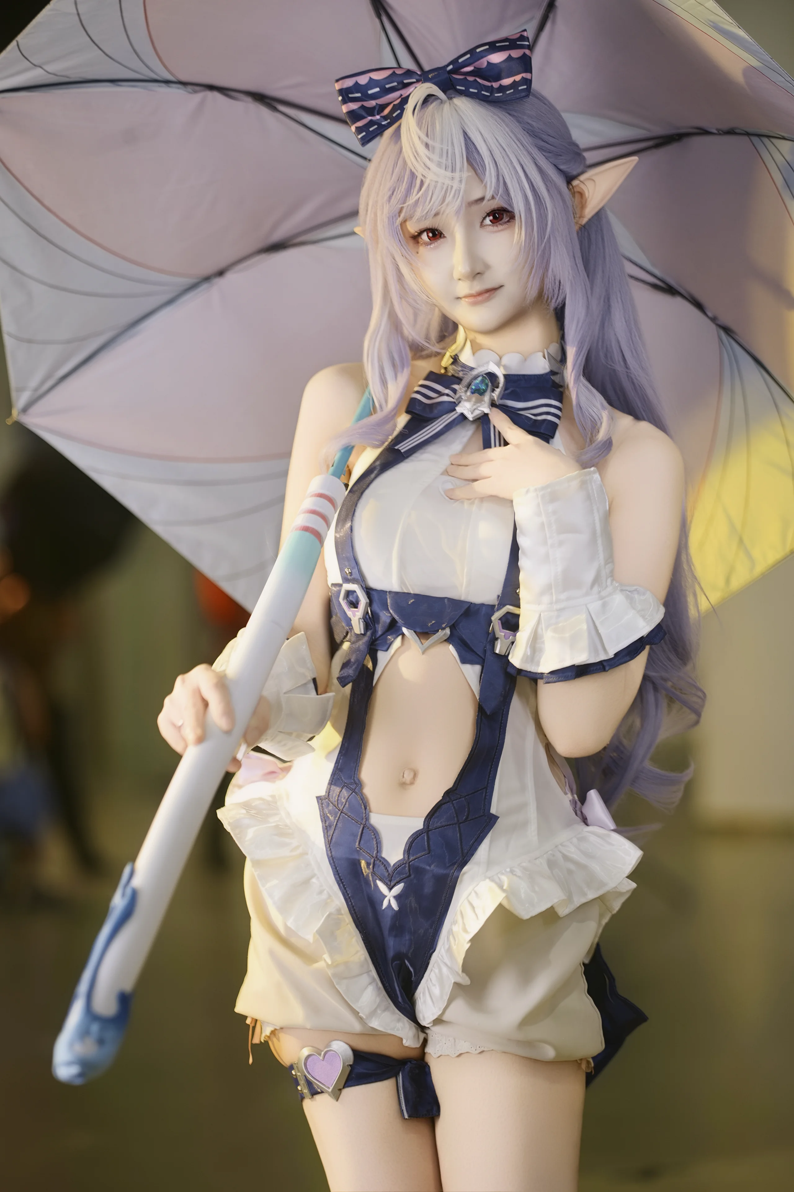 【ビビアン コスプレ】ゼンレスゾーンゼロのエルフ耳美少女、傘を差して街へお出かけ