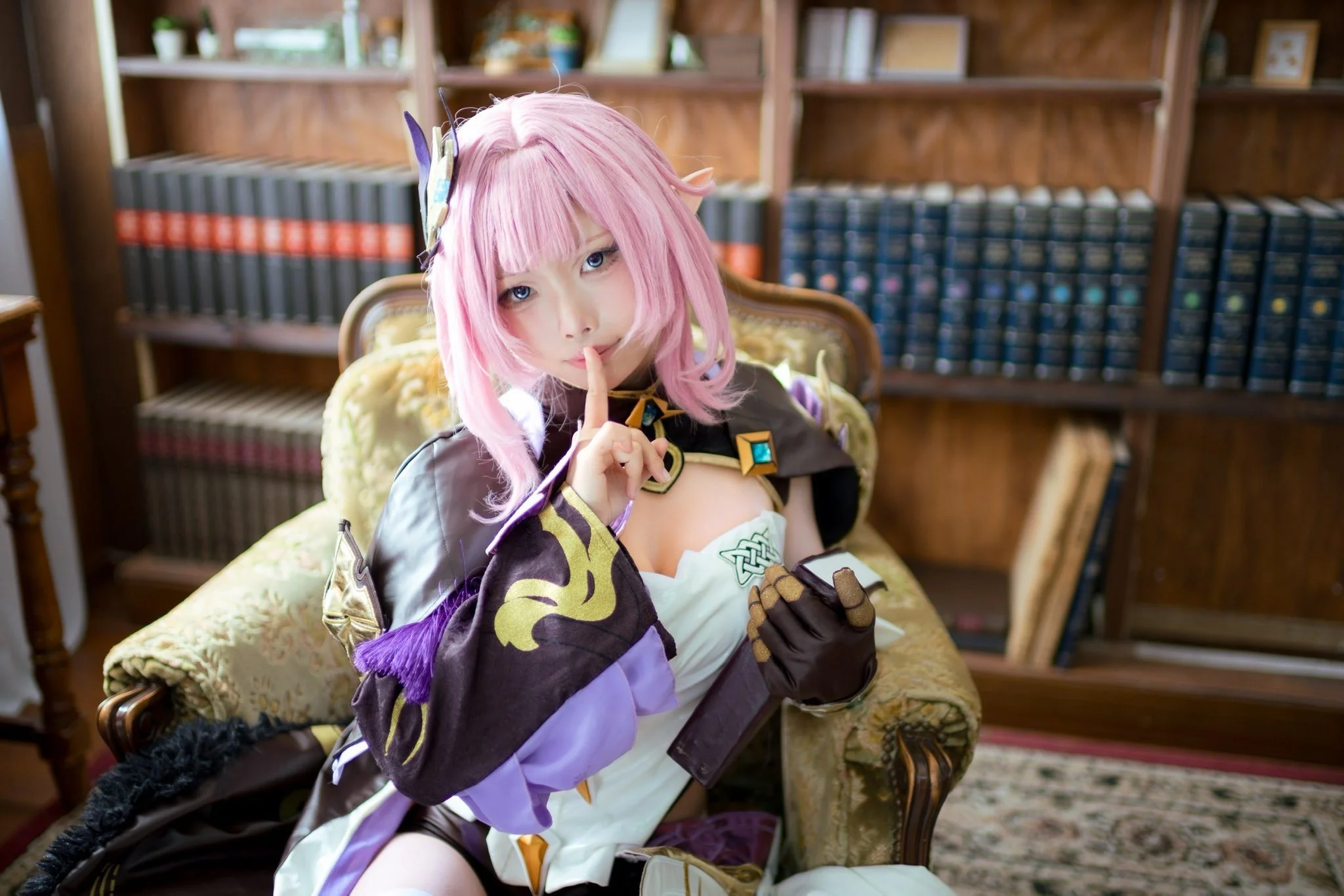 【エリシア コスプレ】崩壊 3rdのあのピンクの妖精、図書館での見返り美人 - 2 枚目