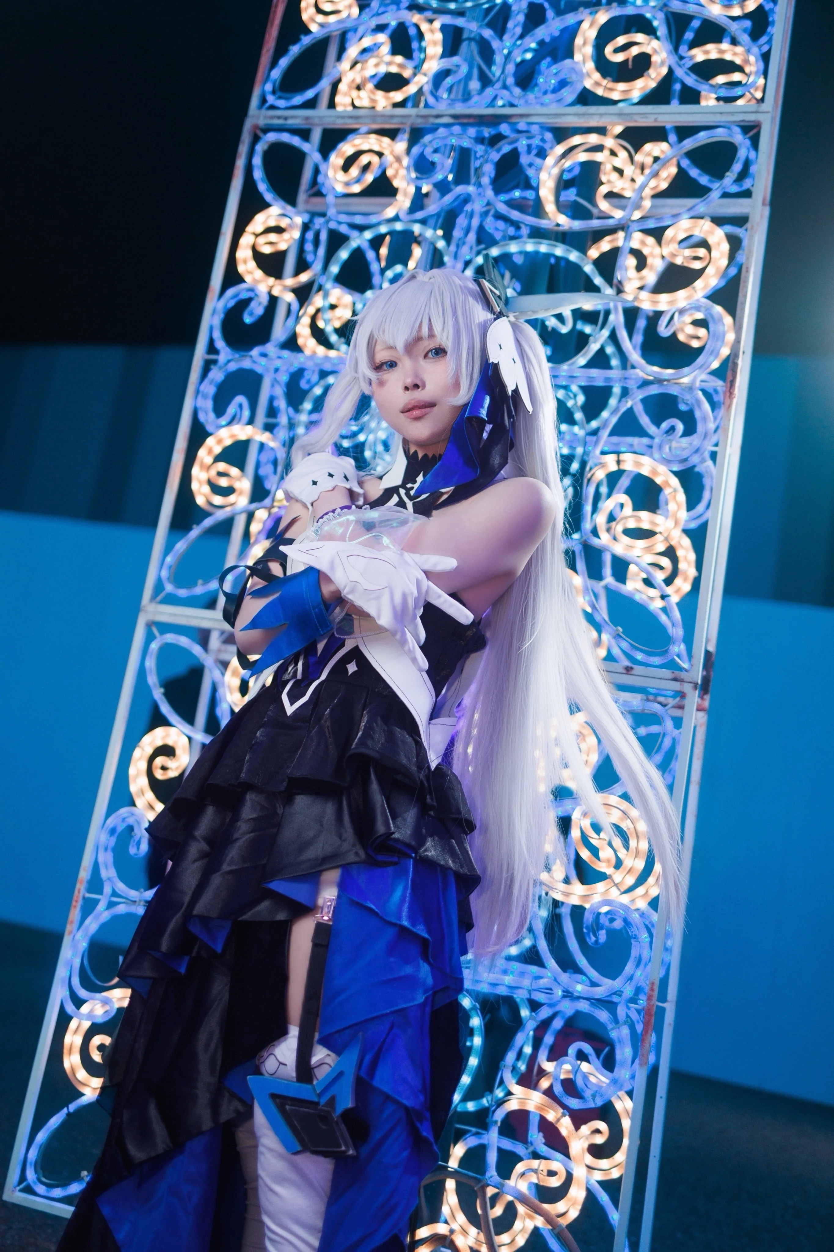 【德丽莎cos】崩坏3暮光骑士·月煌，战甲与蓝光交织的夜晚 - 第 1 张