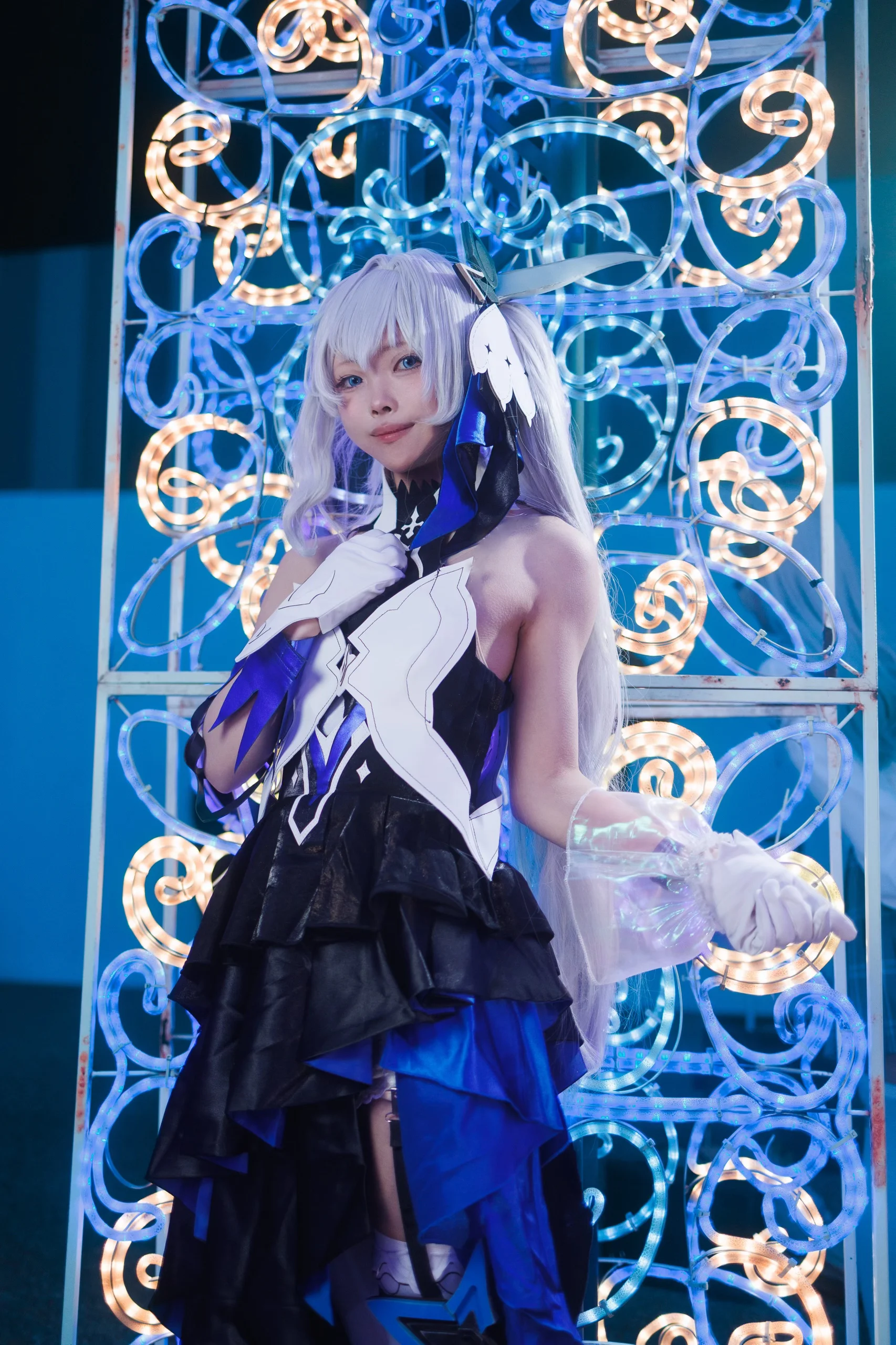 【德丽莎cos】崩坏3暮光骑士·月煌，战甲与蓝光交织的夜晚 - 第 2 张