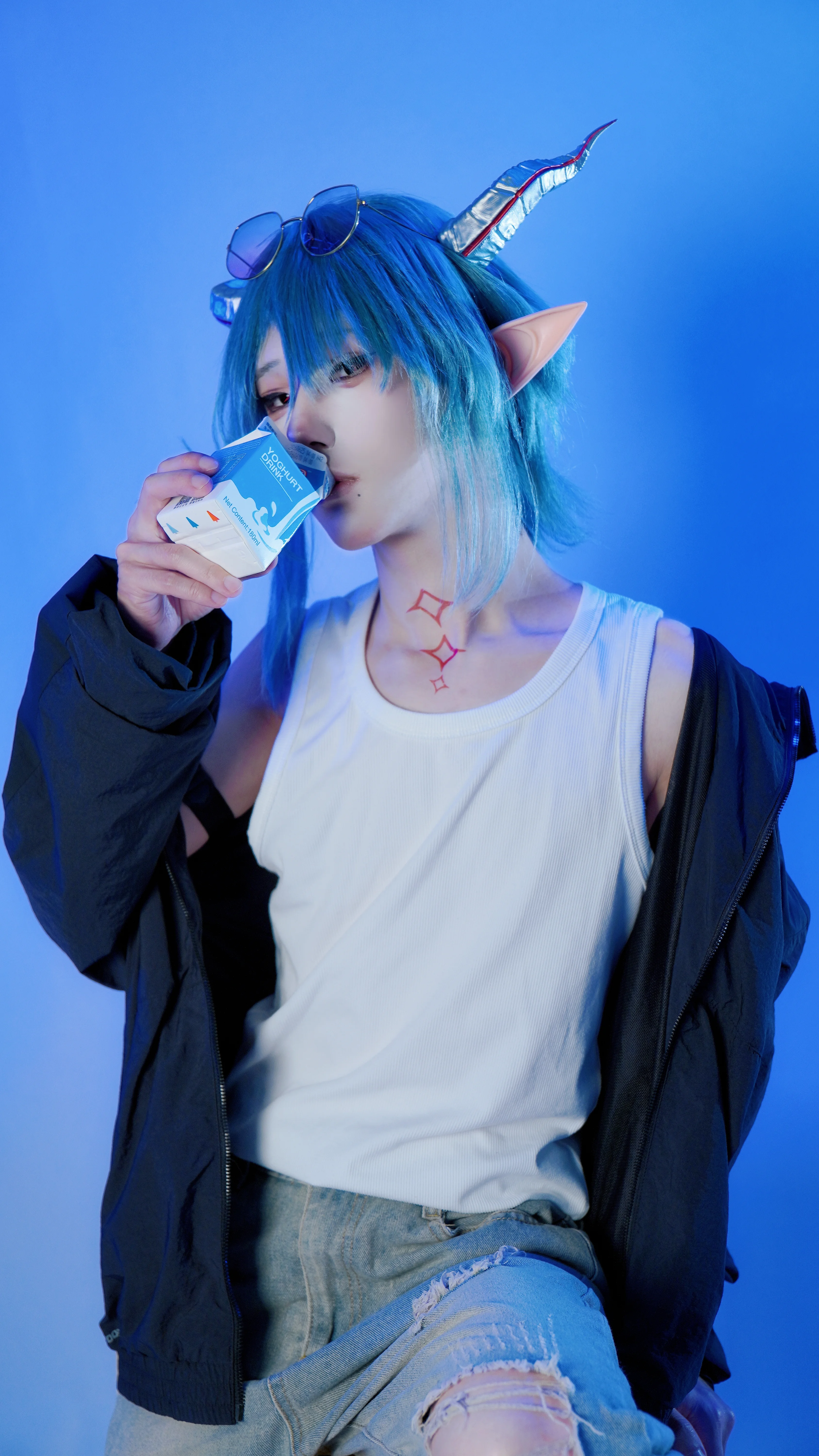 [Mitm cosplay] Arknights' Blue-Haired Guy, a Convenience Store Look with Full Casual Vibes - Image 1