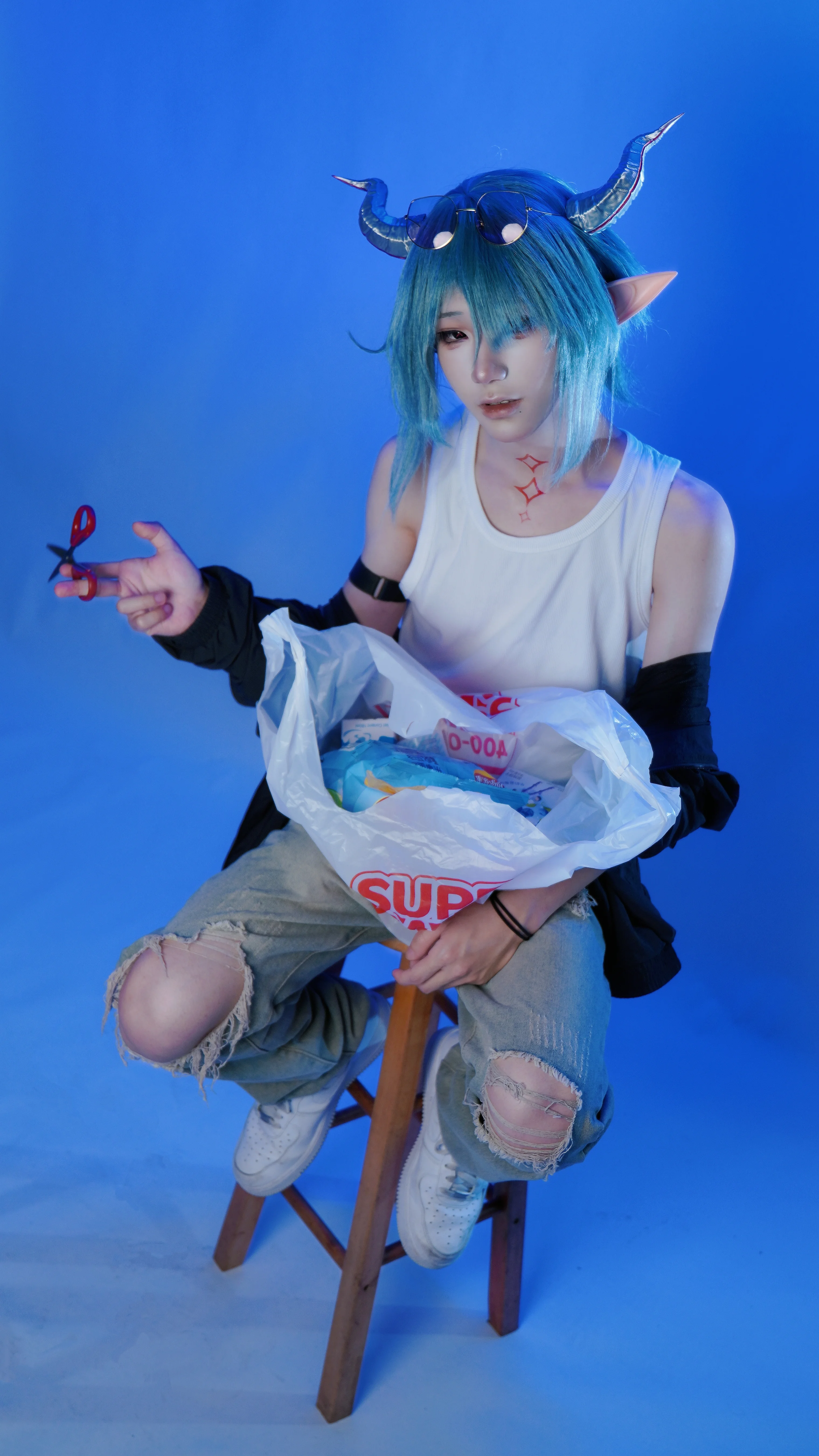 [Mitm cosplay] Arknights' Blue-Haired Guy, a Convenience Store Look with Full Casual Vibes - Image 2