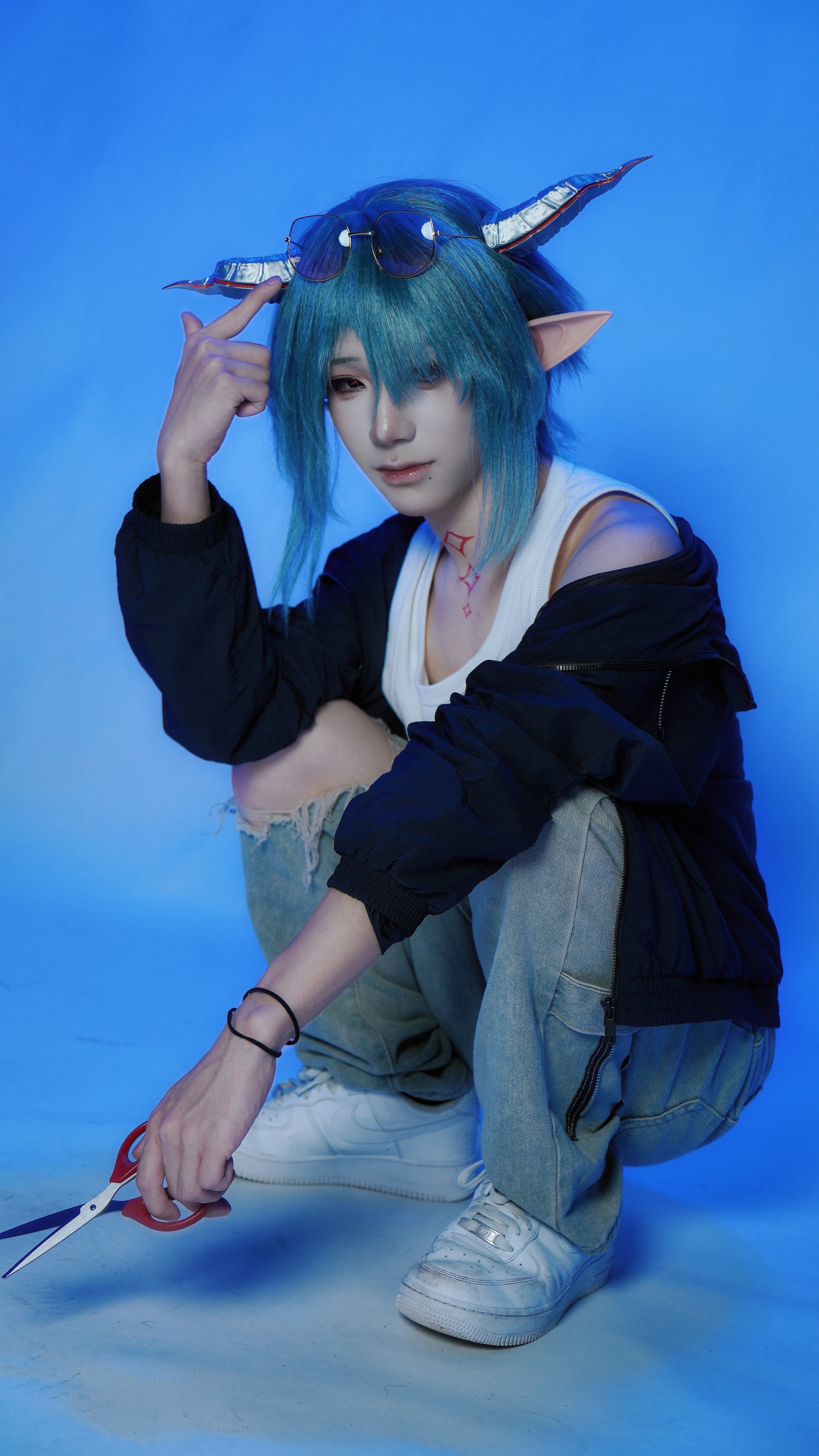 [Mitm cosplay] Arknights' Blue-Haired Guy, a Convenience Store Look with Full Casual Vibes - Image 3