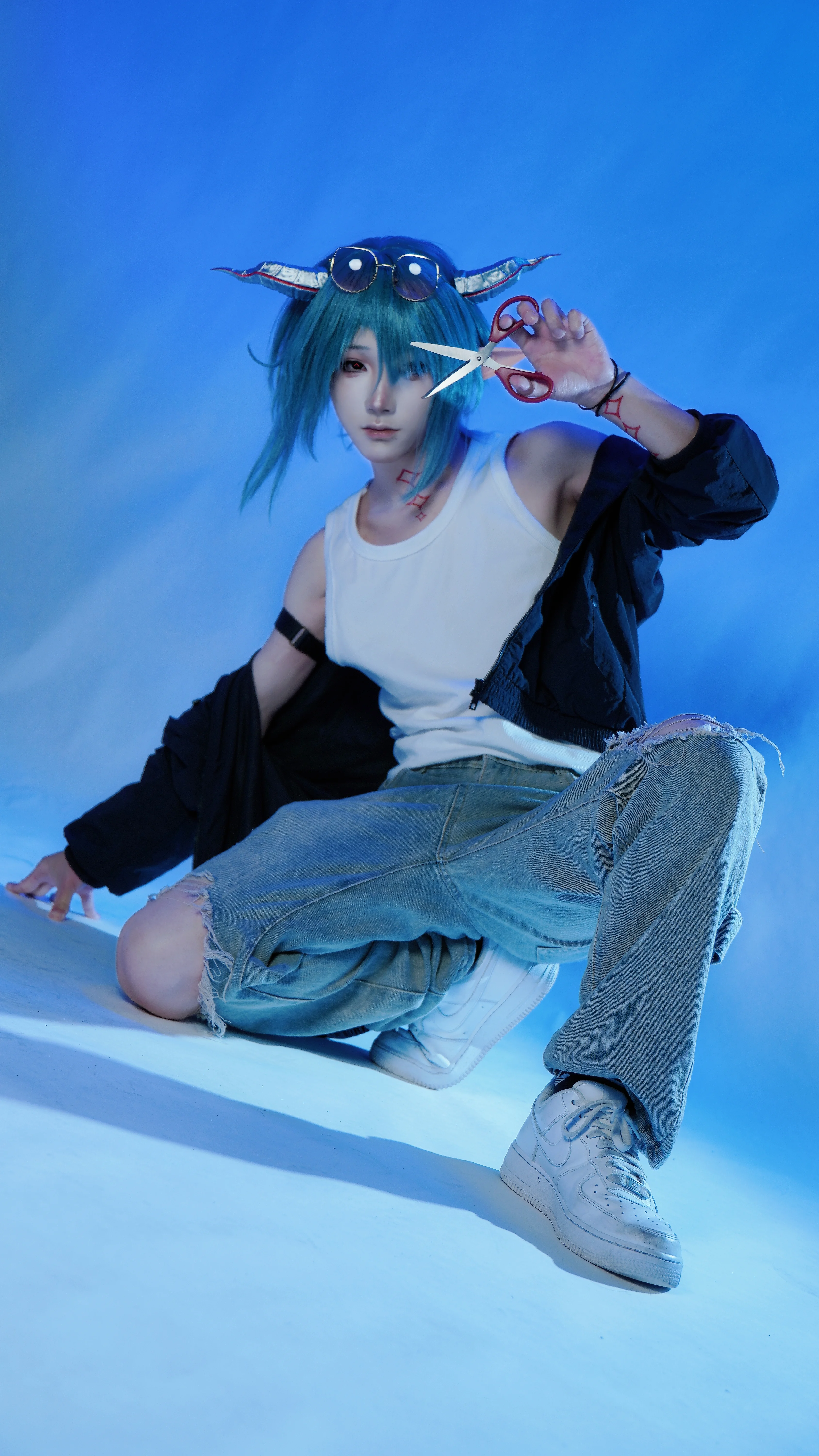 [Mitm cosplay] Arknights' Blue-Haired Guy, a Convenience Store Look with Full Casual Vibes