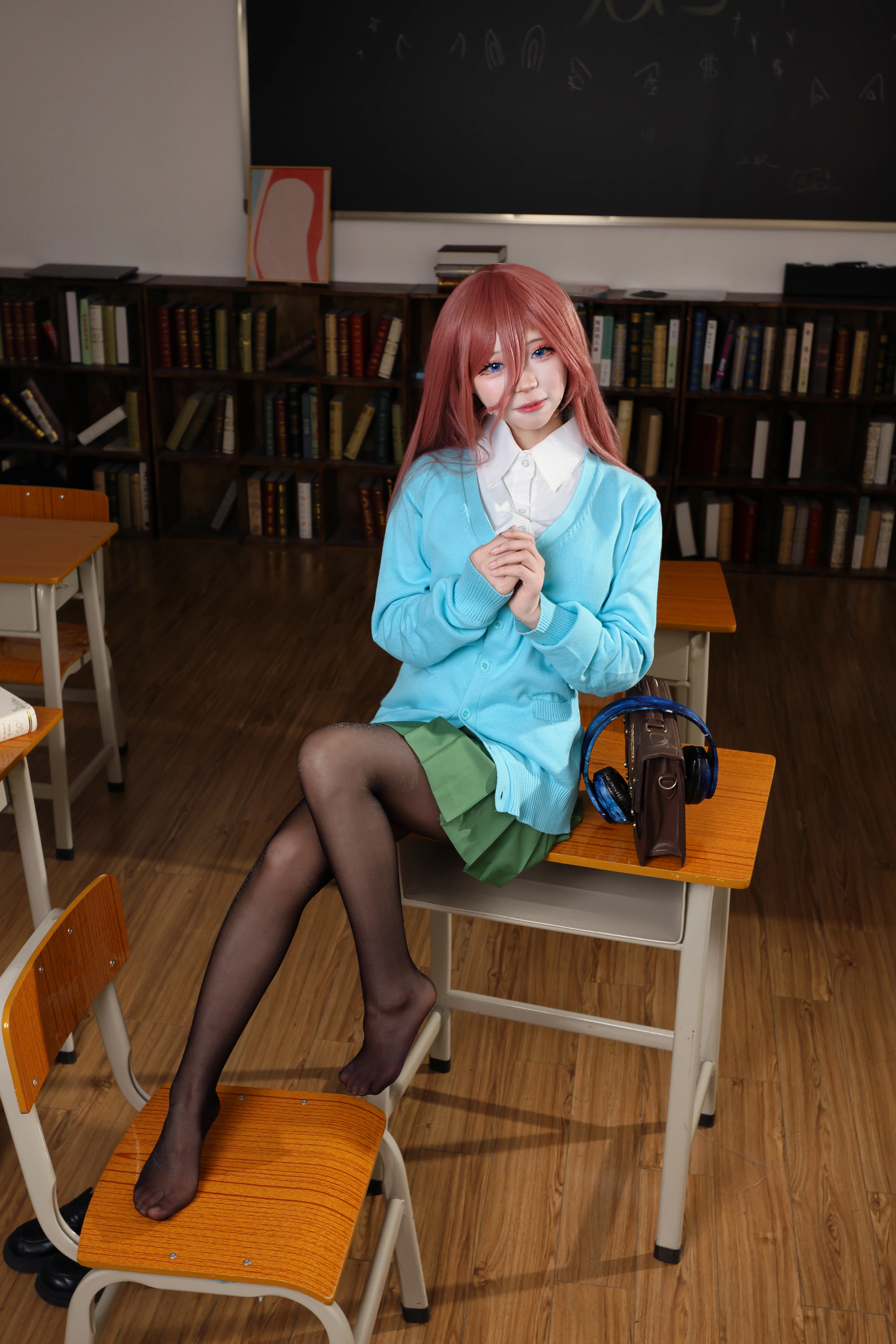 【中野三玖cos】五等分的新娘，捕捉校园里的静谧瞬间 封面