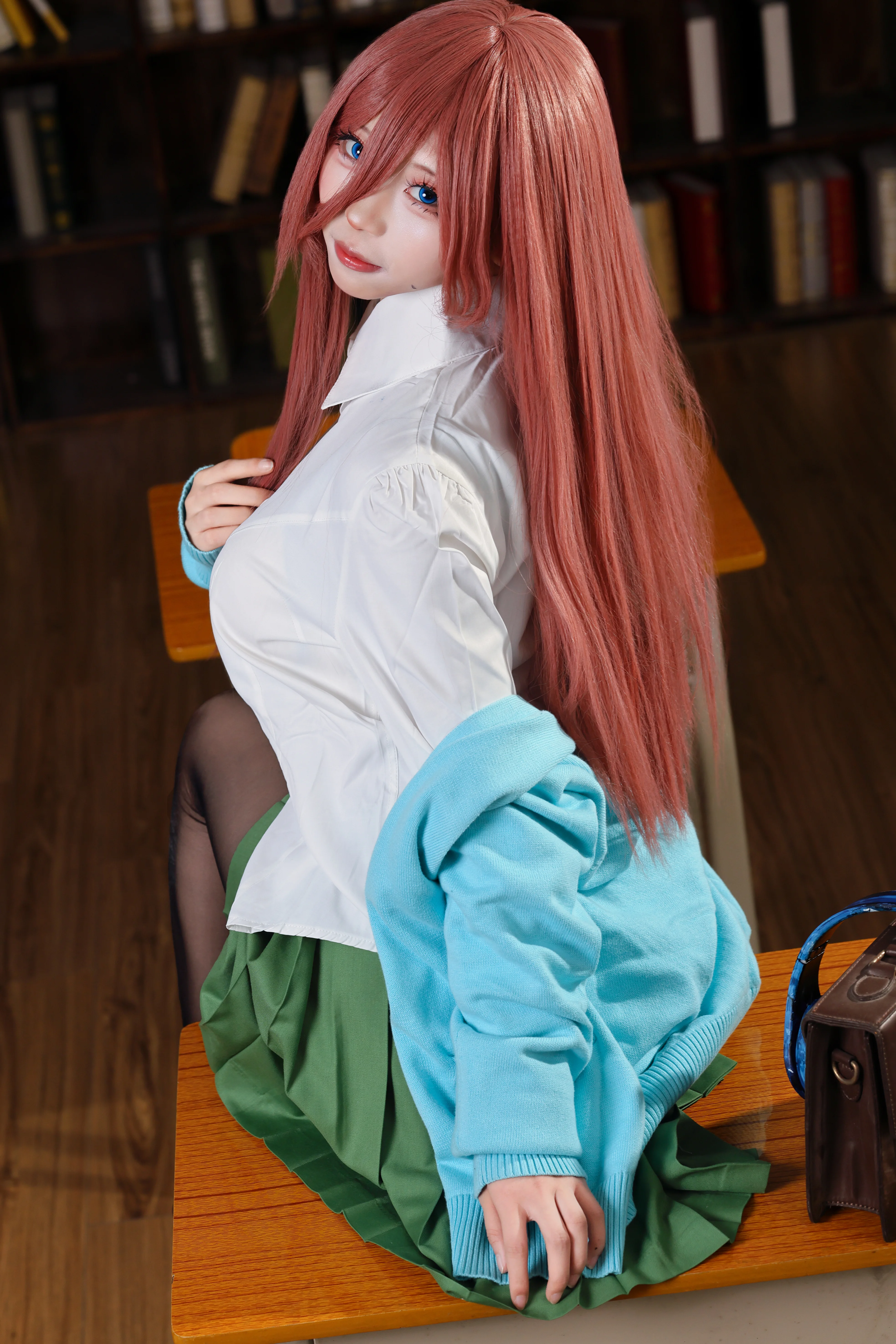 【中野三玖cos】五等分的新娘，捕捉校园里的静谧瞬间 - 第2张