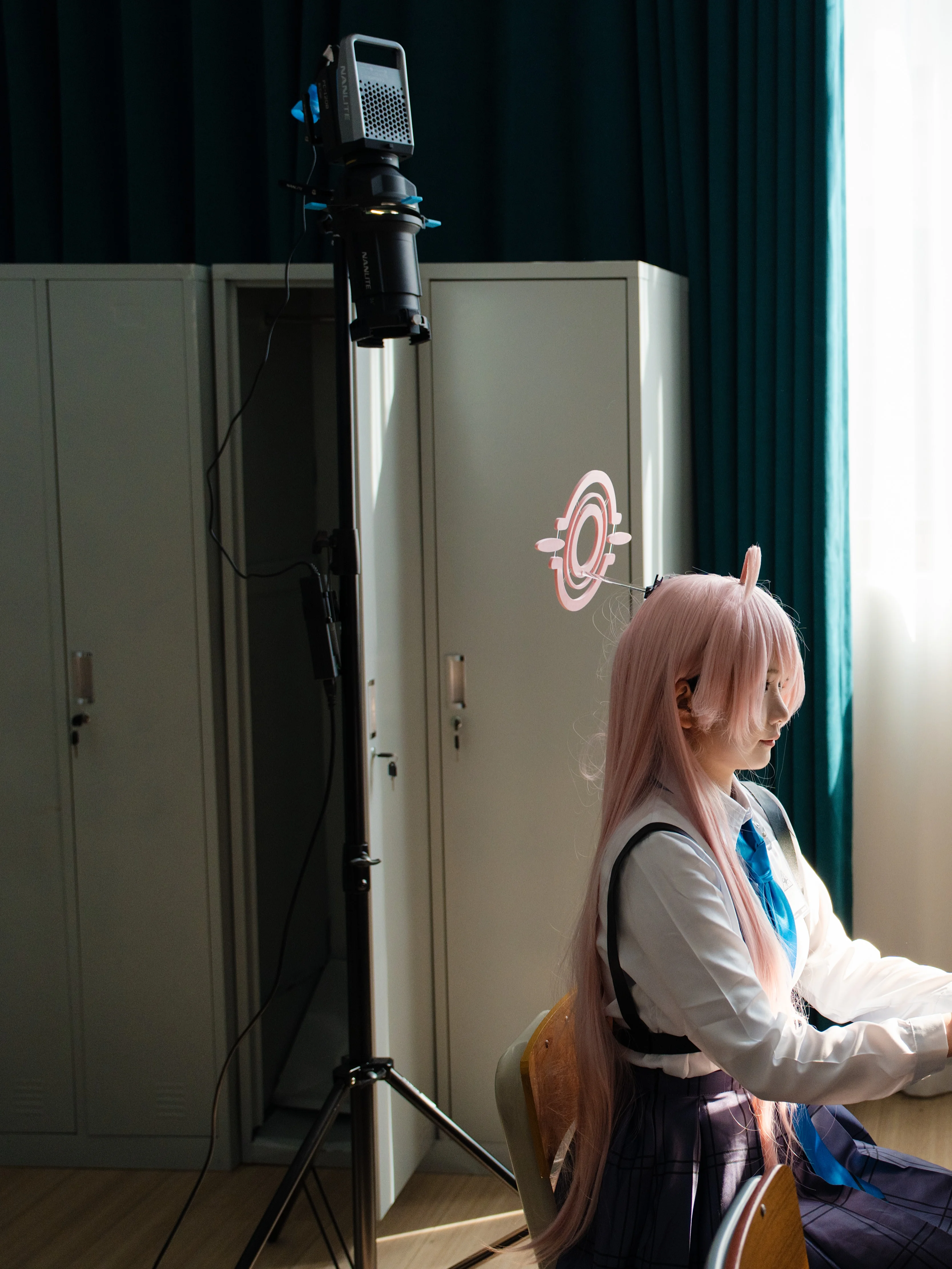 【小鸟游星野cos】教室里的慵懒时光与幕后光影记录 - 第 8 张