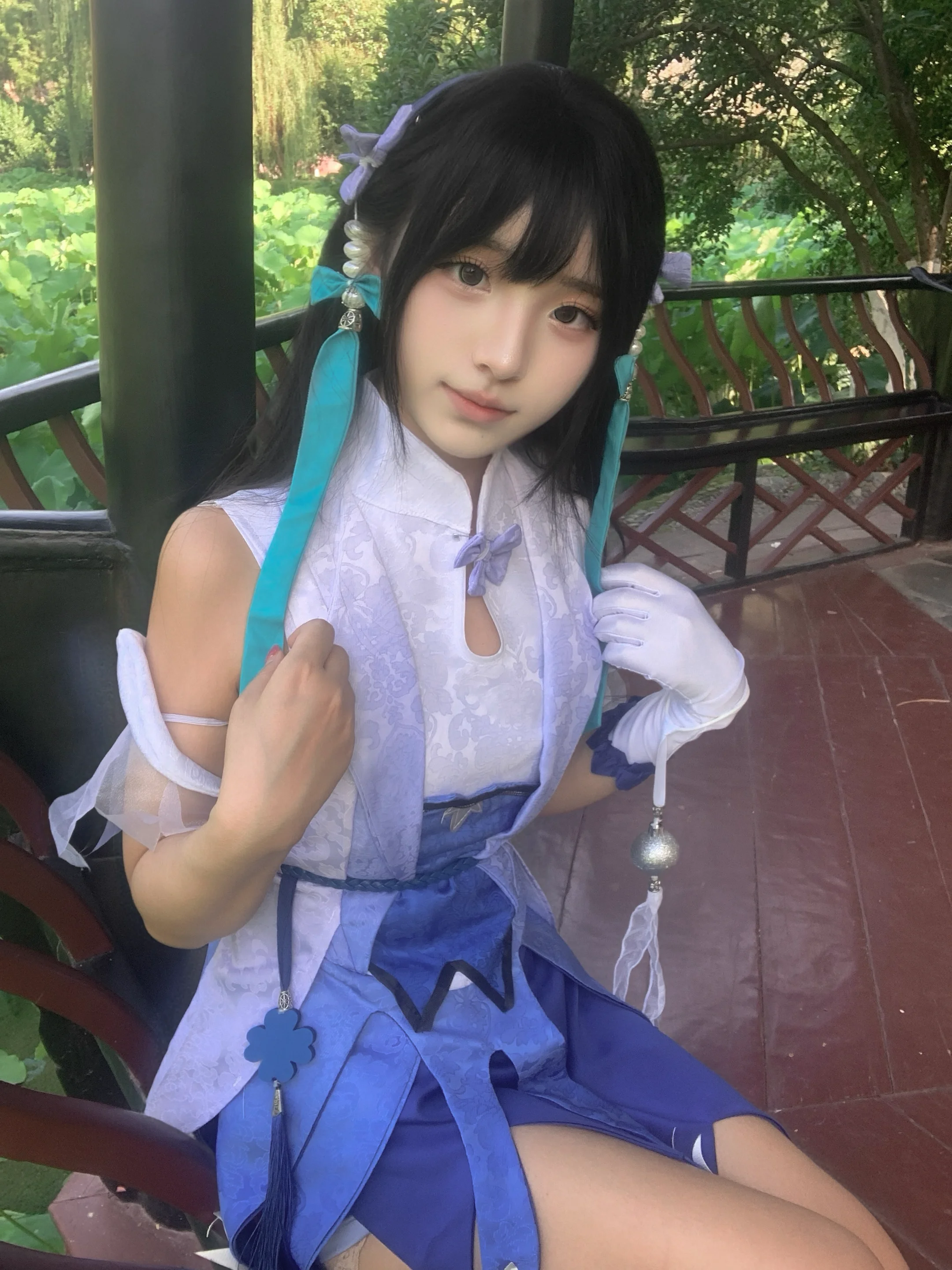 【西施コスプレ】蓮池のほとりで過ごす夏の涼、この青白の配色はロケ撮影にぴったり - 2 枚目