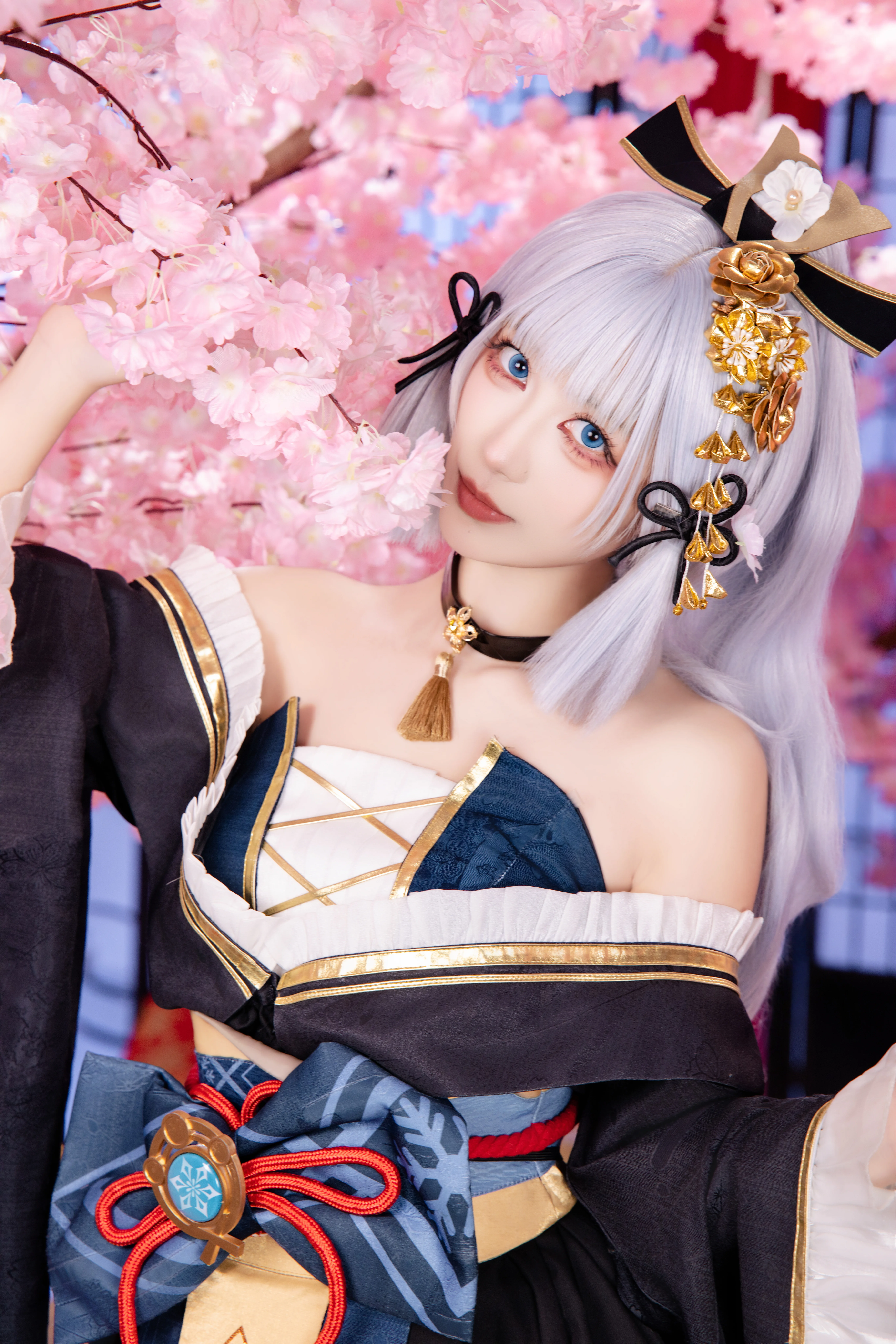 【神里绫华cos】樱花树下的和风改良造型与蓝瞳回眸 - 第 1 张