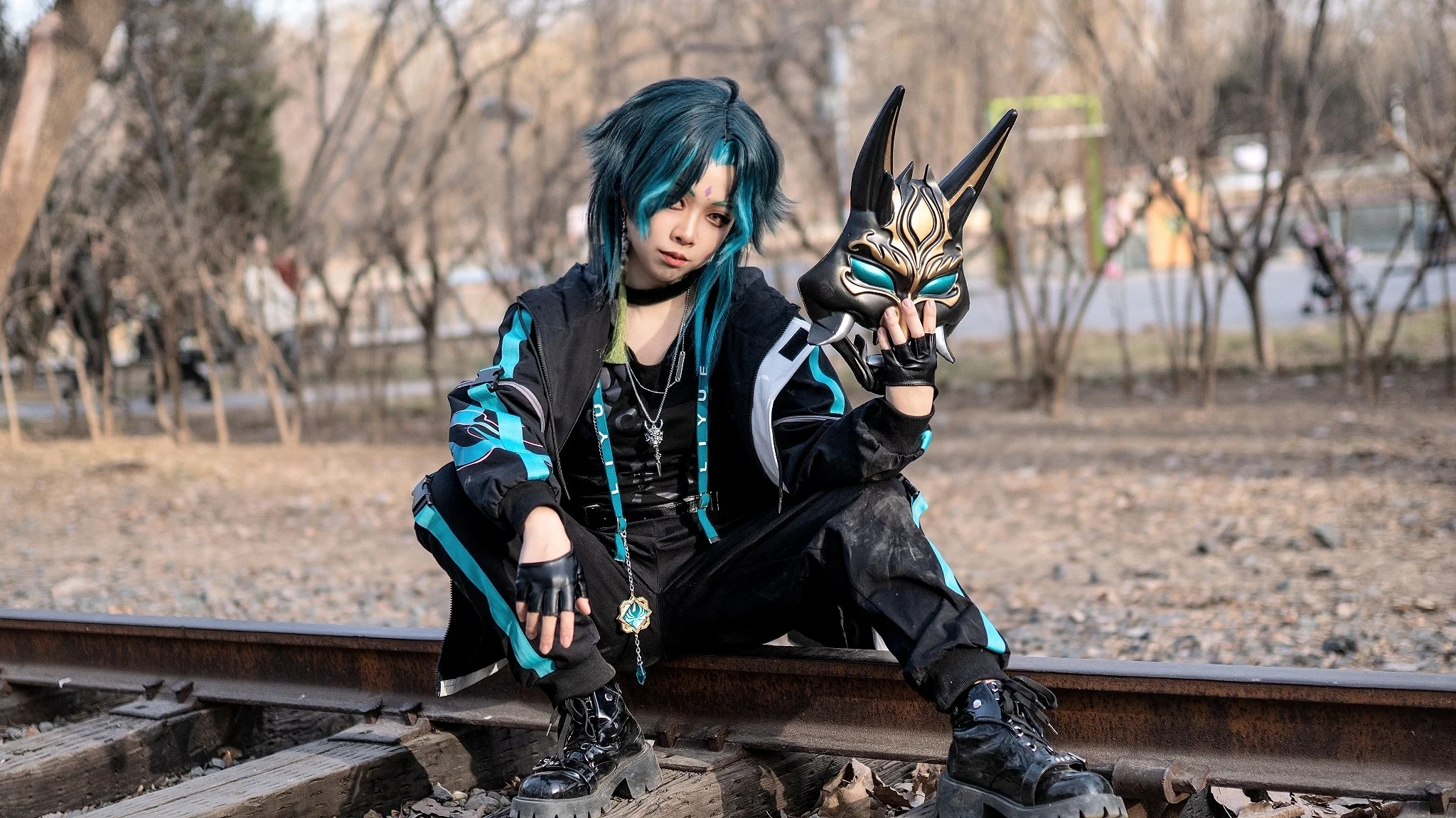 [Xiao Cosplay] Boyish Charm and Sharpness by the Railroad Tracks - Image 2