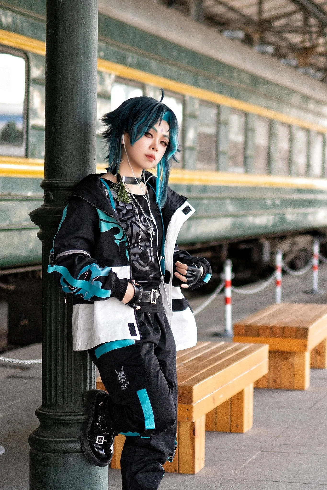 [Xiao Cosplay] Boyish Charm and Sharpness by the Railroad Tracks - Image 5