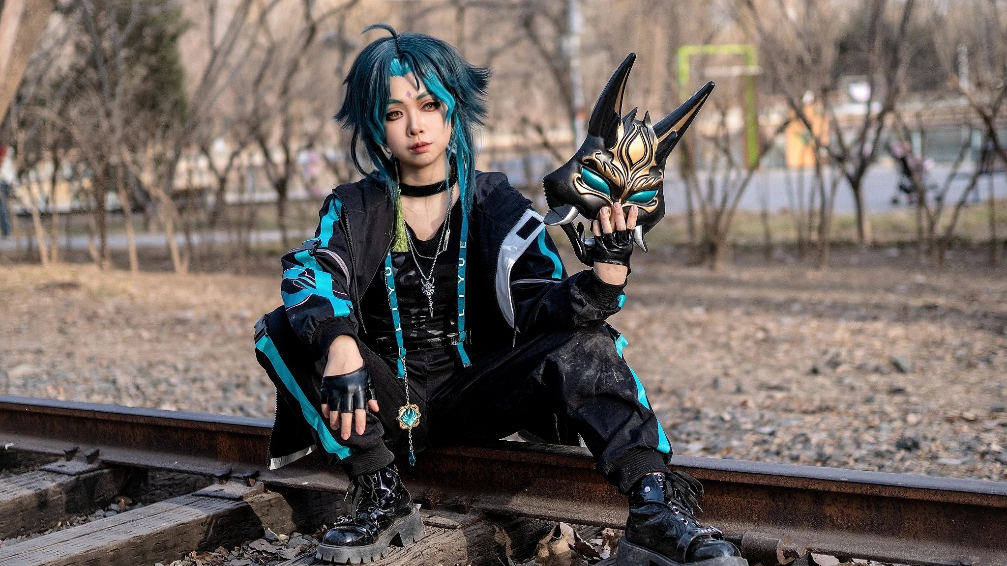 [Xiao Cosplay] Boyish Charm and Sharpness by the Railroad Tracks - Image 6
