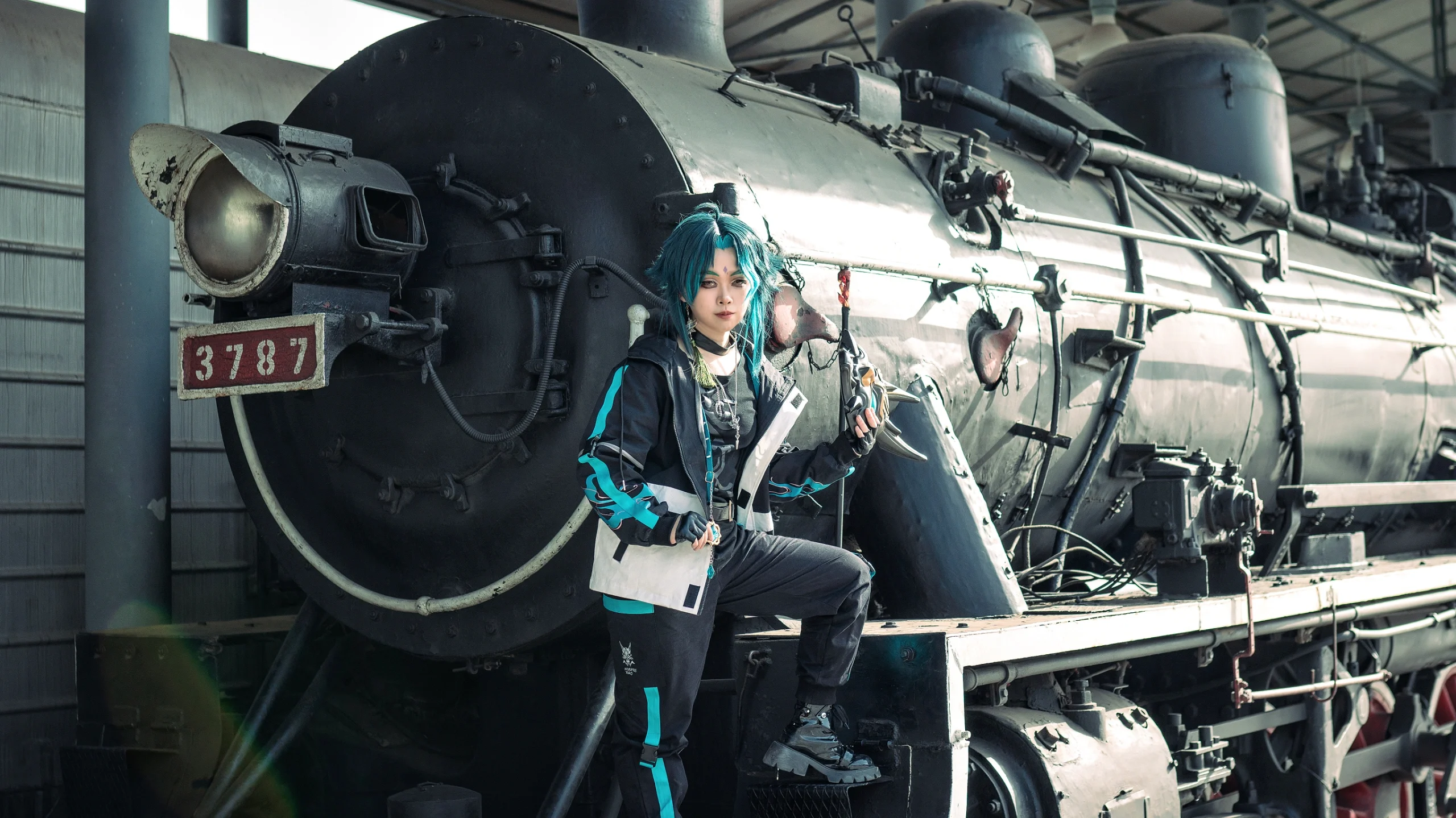 [Xiao Cosplay] Boyish Charm and Sharpness by the Railroad Tracks - Image 7