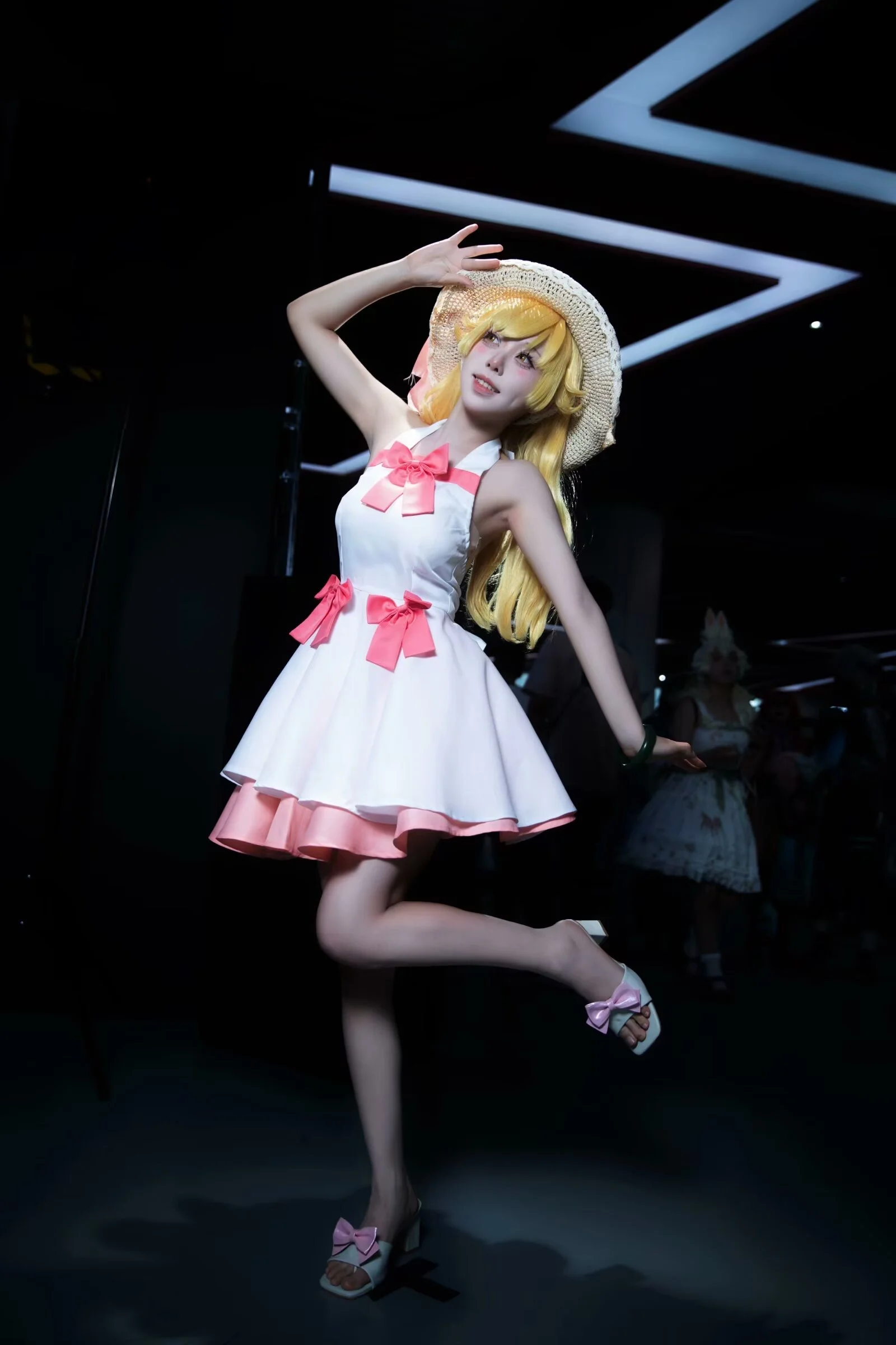 [忍野忍cos] 夏日的金发吸血鬼，漫步在《化物语》的明媚光影里 - 第 10 张