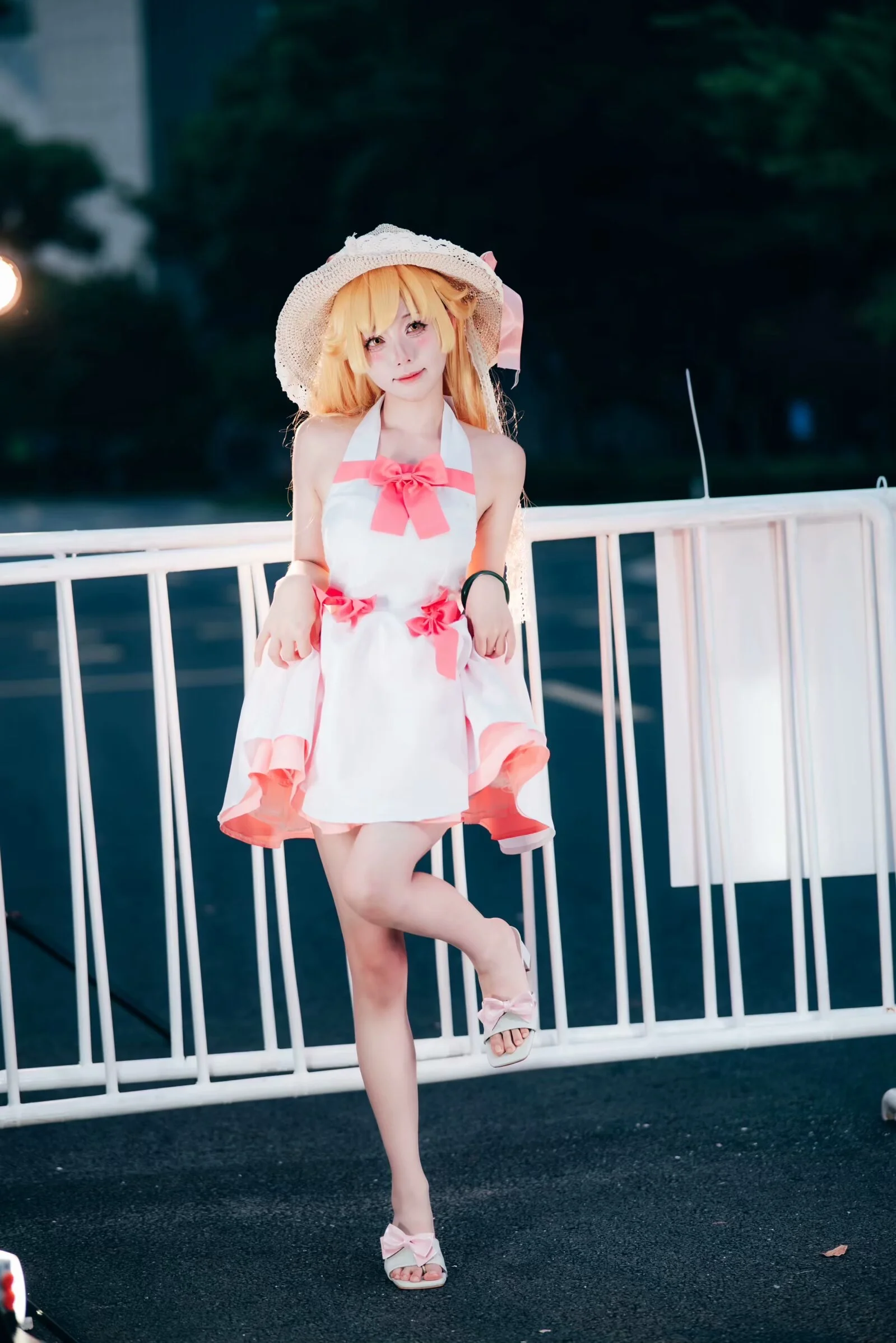 [忍野忍cos] 夏日的金发吸血鬼，漫步在《化物语》的明媚光影里 - 第 11 张