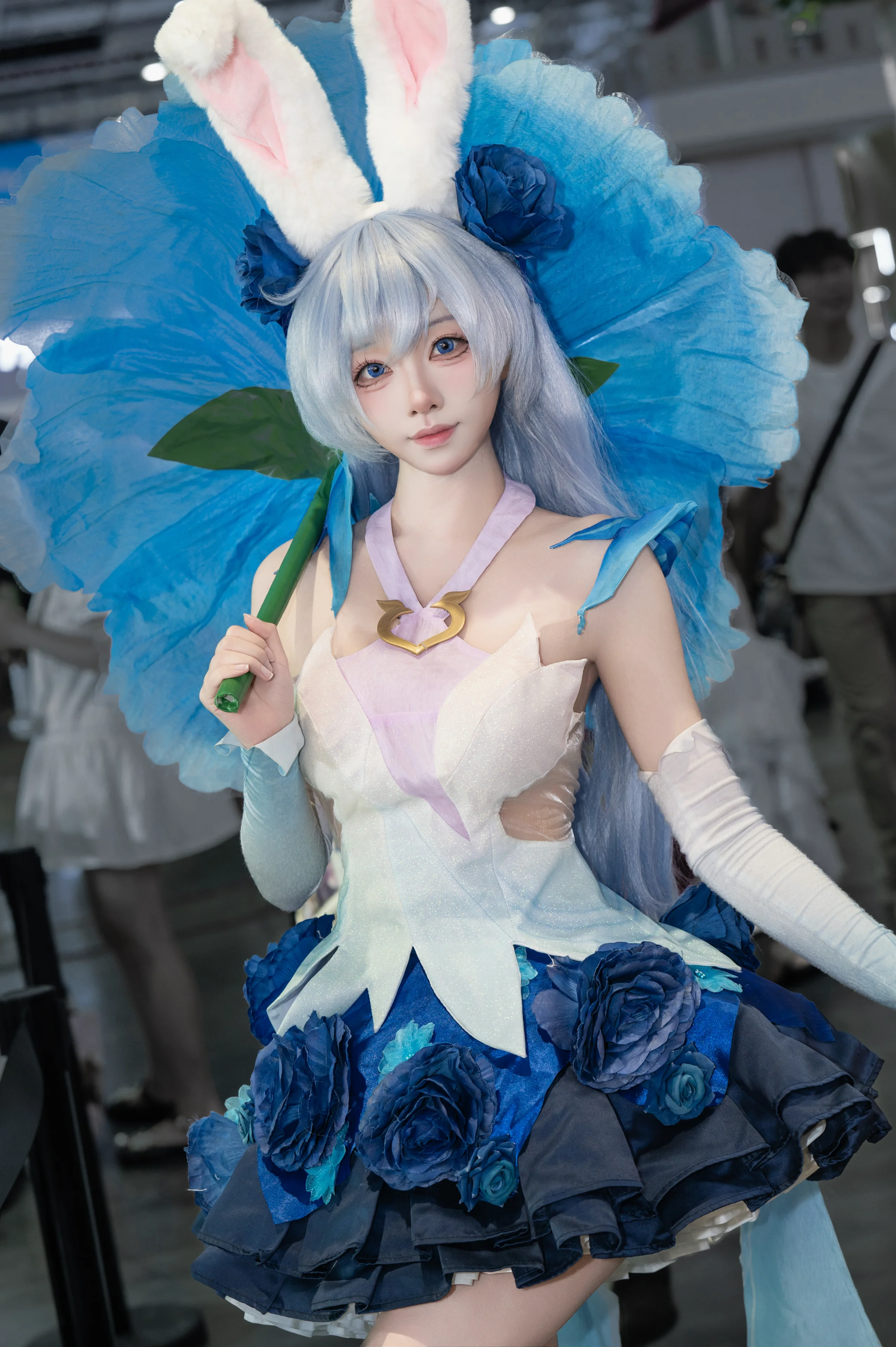【公孙离cos】蓝色花瓣与兔耳，漫展现场捕捉的灵动瞬间