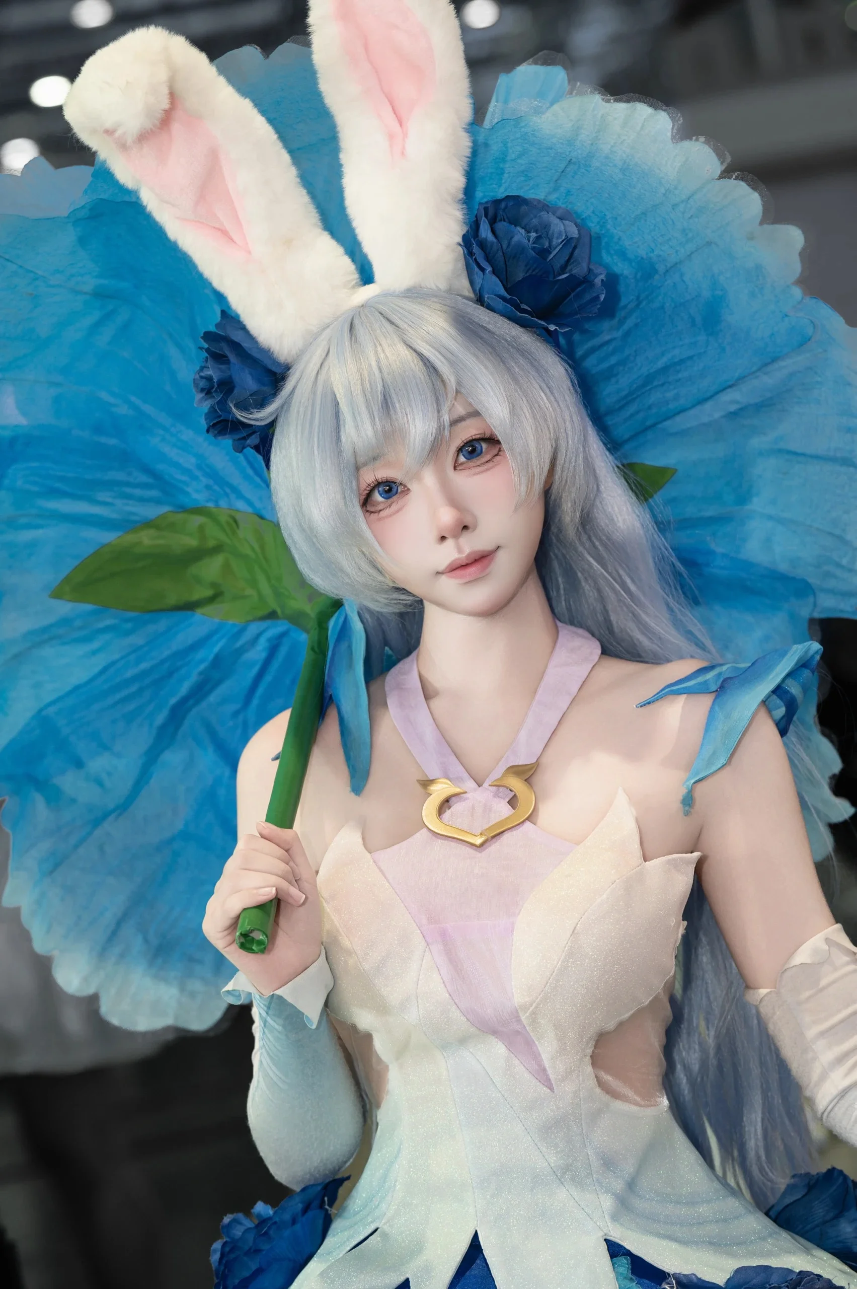 【公孫離cos】藍色花瓣與兔耳，漫展現場捕捉的靈動瞬間 - 第 2 張