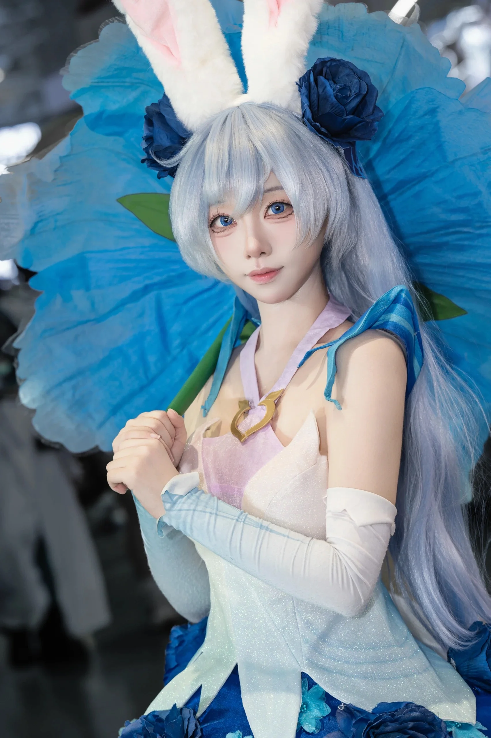 【公孫離cos】藍色花瓣與兔耳，漫展現場捕捉的靈動瞬間 - 第 3 張
