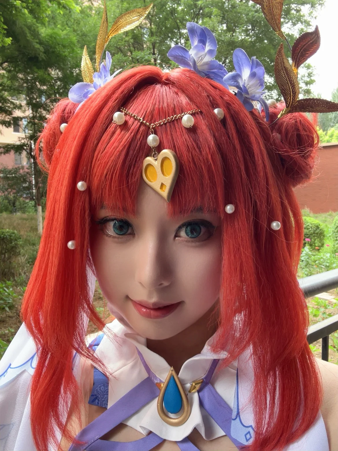 【妮露cos】原神里的水元素精灵，在现实阳台捕捉一抹红发
