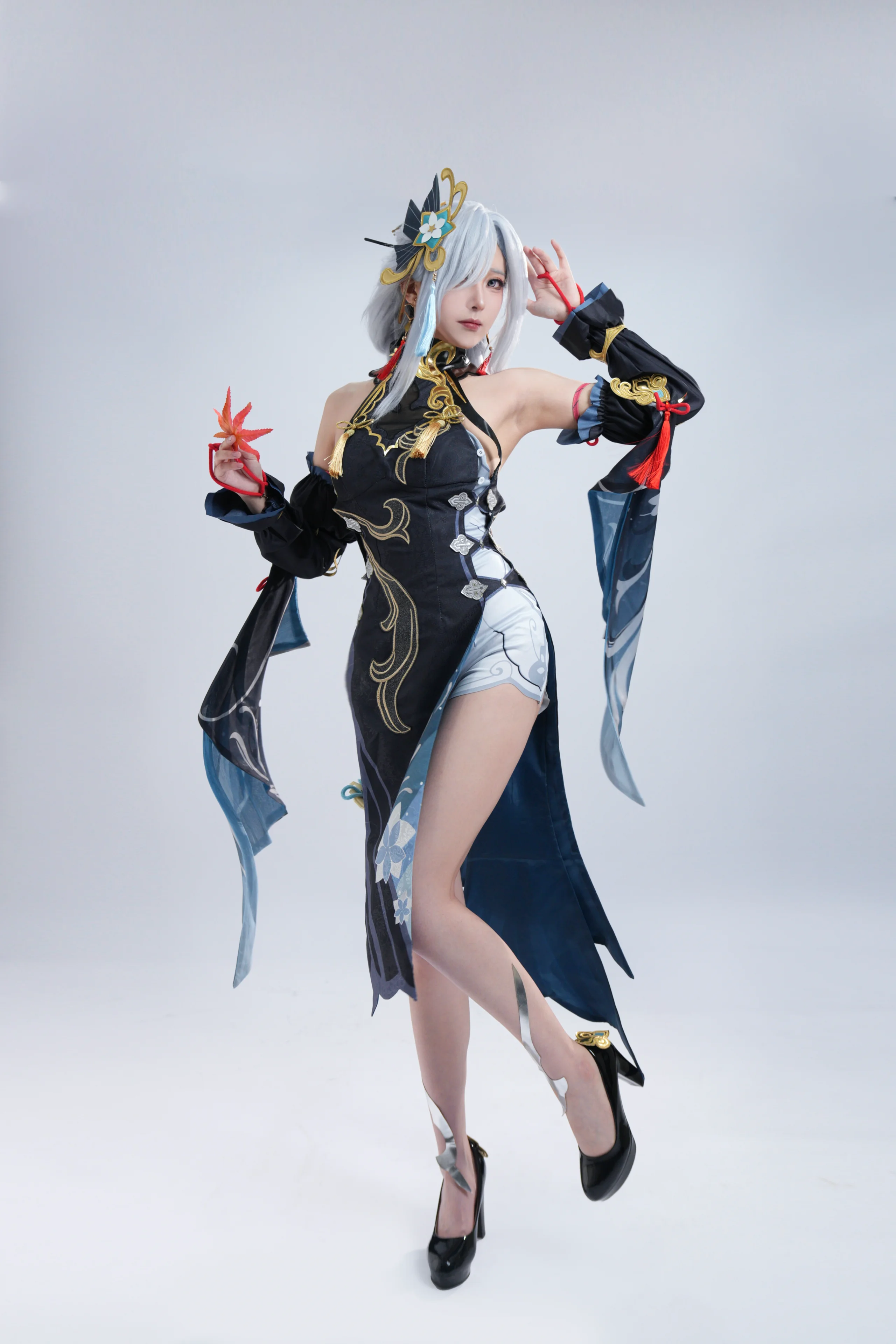 【申鹤cos】还原原神申鹤立绘，黑金国风旗袍与银白发丝的契合度