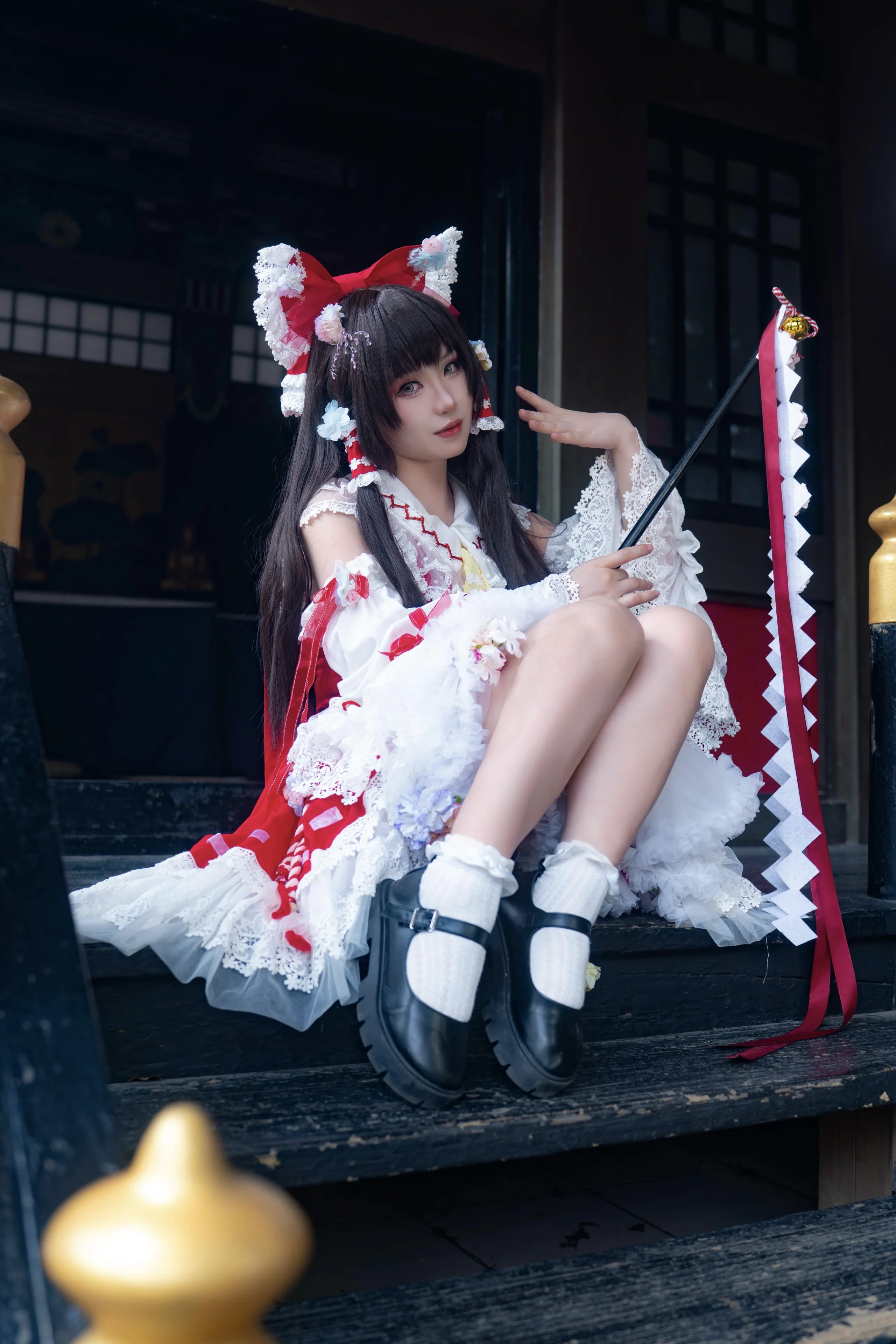博麗靈夢cos 夏日神社迴廊與盛開繡球花，東方Project的幻想巫女 - 第 1 張