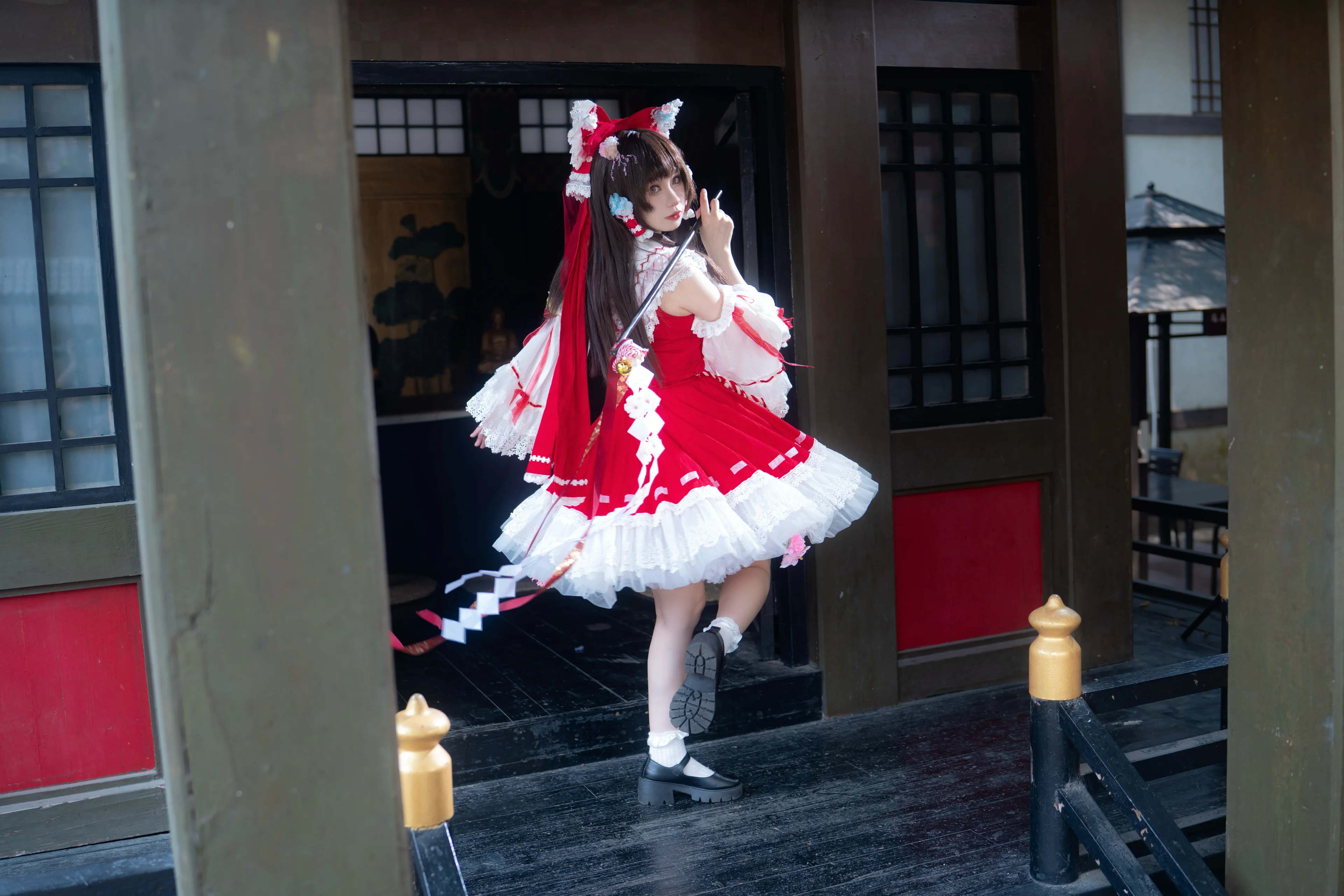 博麗靈夢cos 夏日神社迴廊與盛開繡球花，東方Project的幻想巫女 - 第 2 張