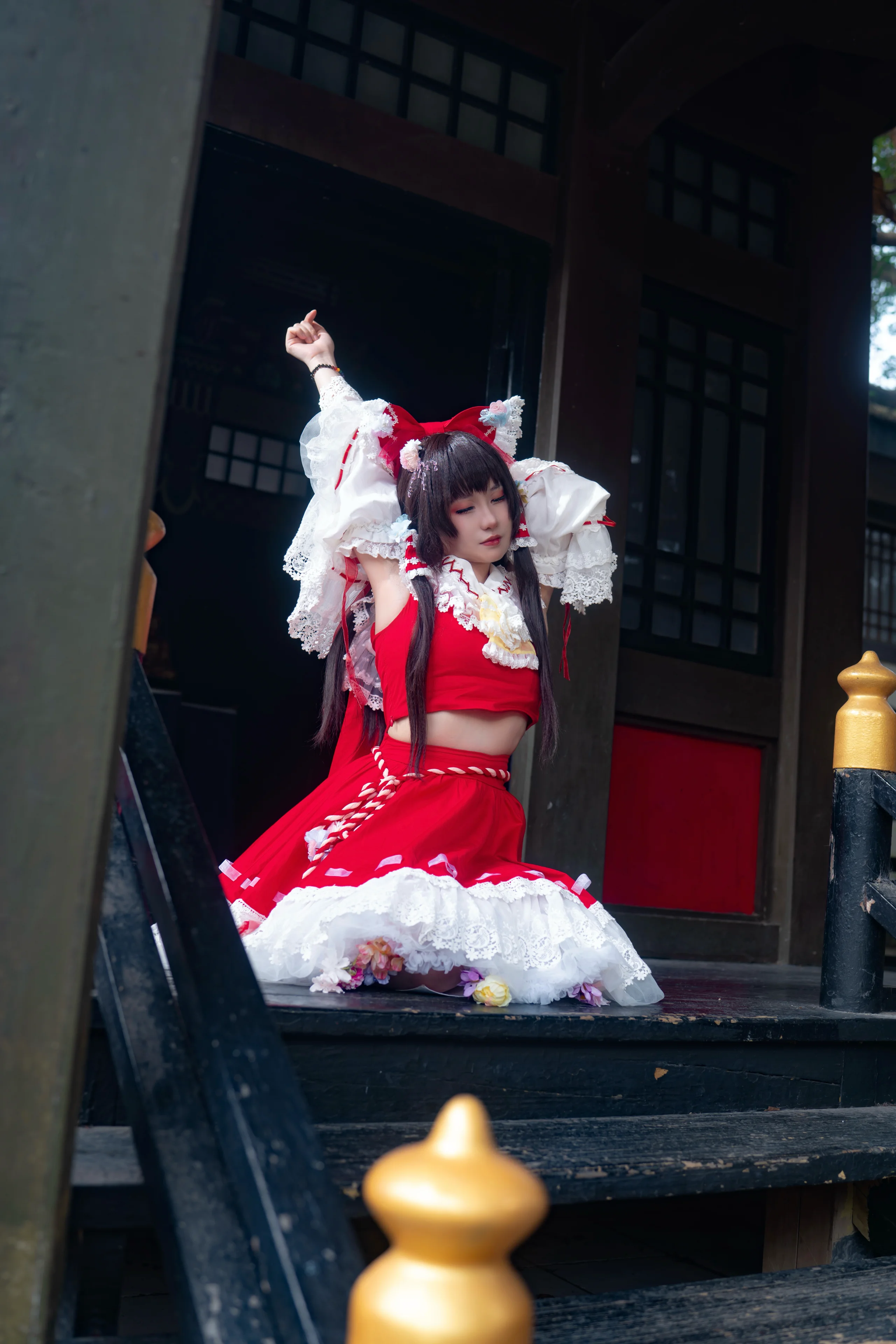 博麗靈夢cos 夏日神社迴廊與盛開繡球花，東方Project的幻想巫女 - 第 3 張