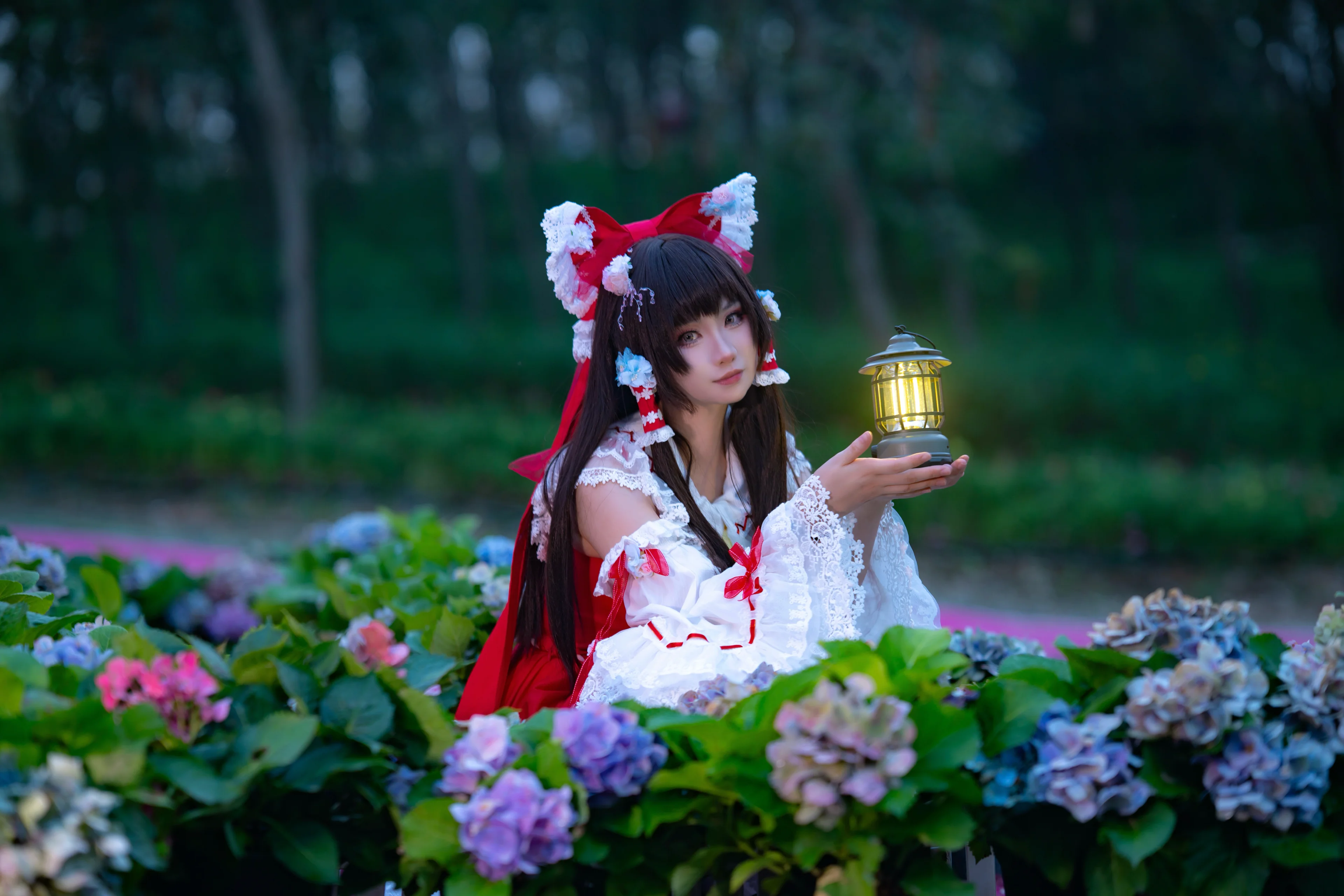 博麗靈夢cos 夏日神社迴廊與盛開繡球花，東方Project的幻想巫女 - 第 4 張