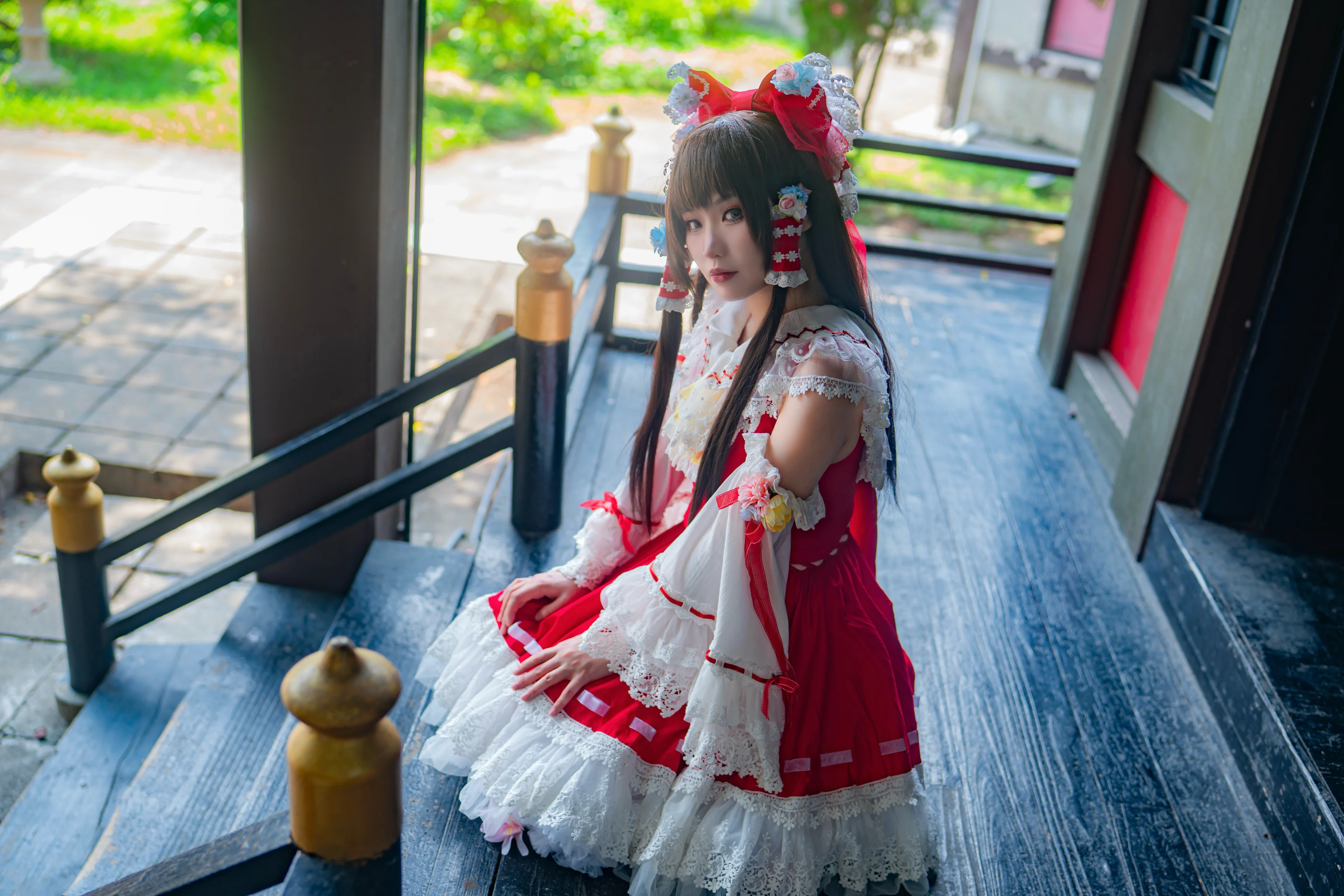博麗靈夢cos 夏日神社迴廊與盛開繡球花，東方Project的幻想巫女 - 第 5 張