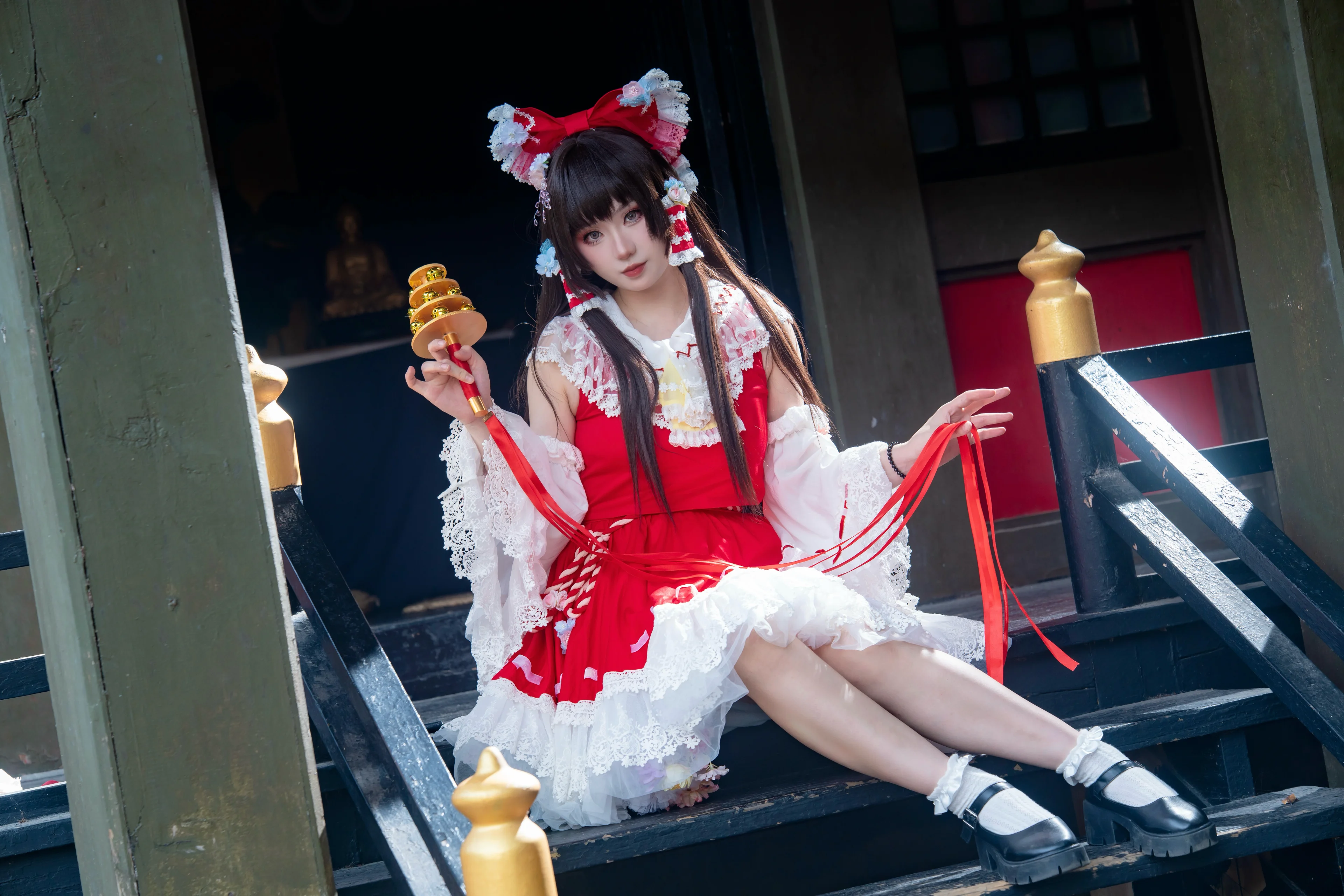 博麗靈夢cos 夏日神社迴廊與盛開繡球花，東方Project的幻想巫女 - 第 6 張