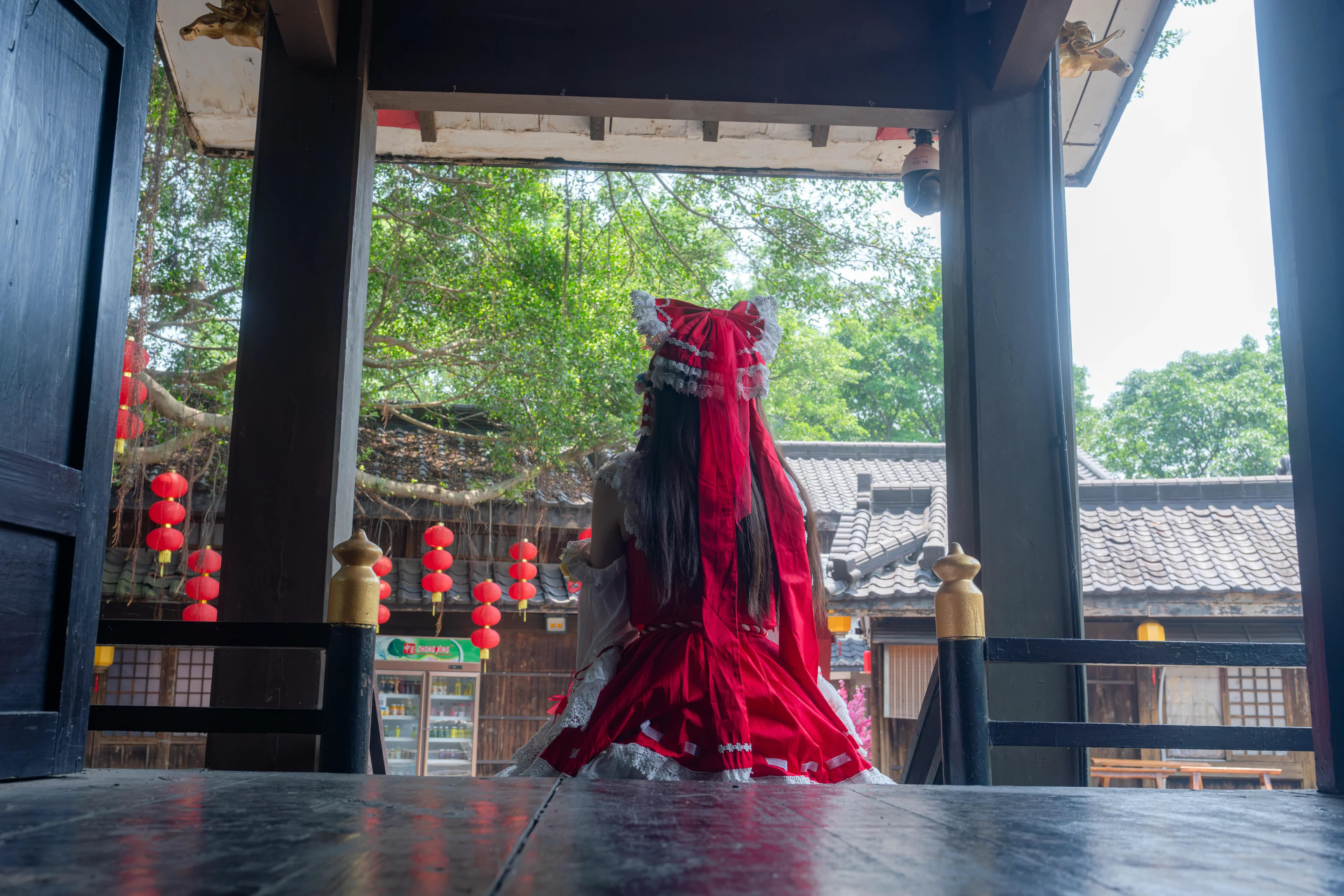 博麗靈夢cos 夏日神社迴廊與盛開繡球花，東方Project的幻想巫女 - 第 7 張